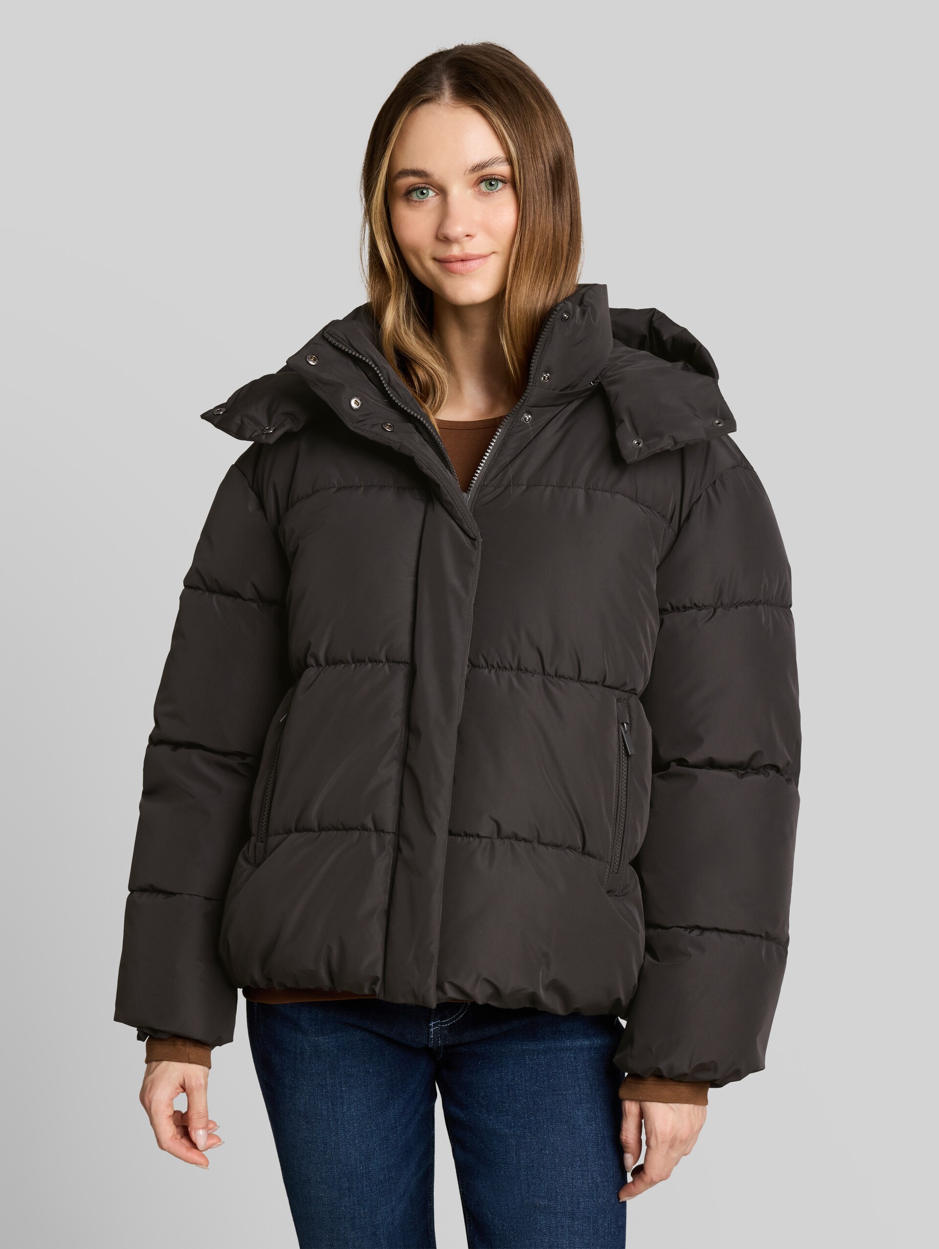 Puffer-Jacke mit abnehmbarer Kapuze - Coal Mine Grey - Model-Vorderansicht