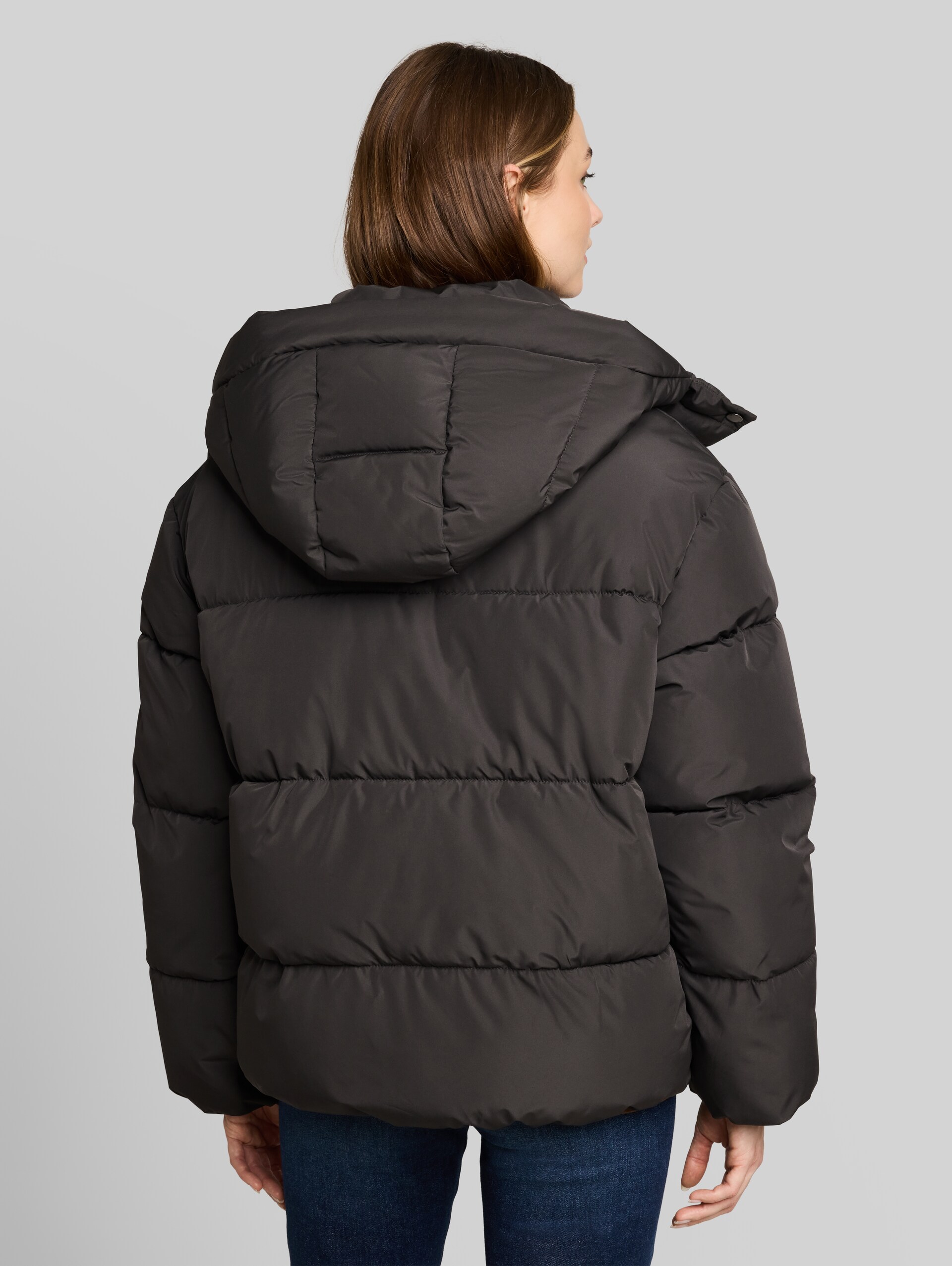 Puffer-Jacke mit abnehmbarer Kapuze - Coal Mine Grey - Model-Rückansicht