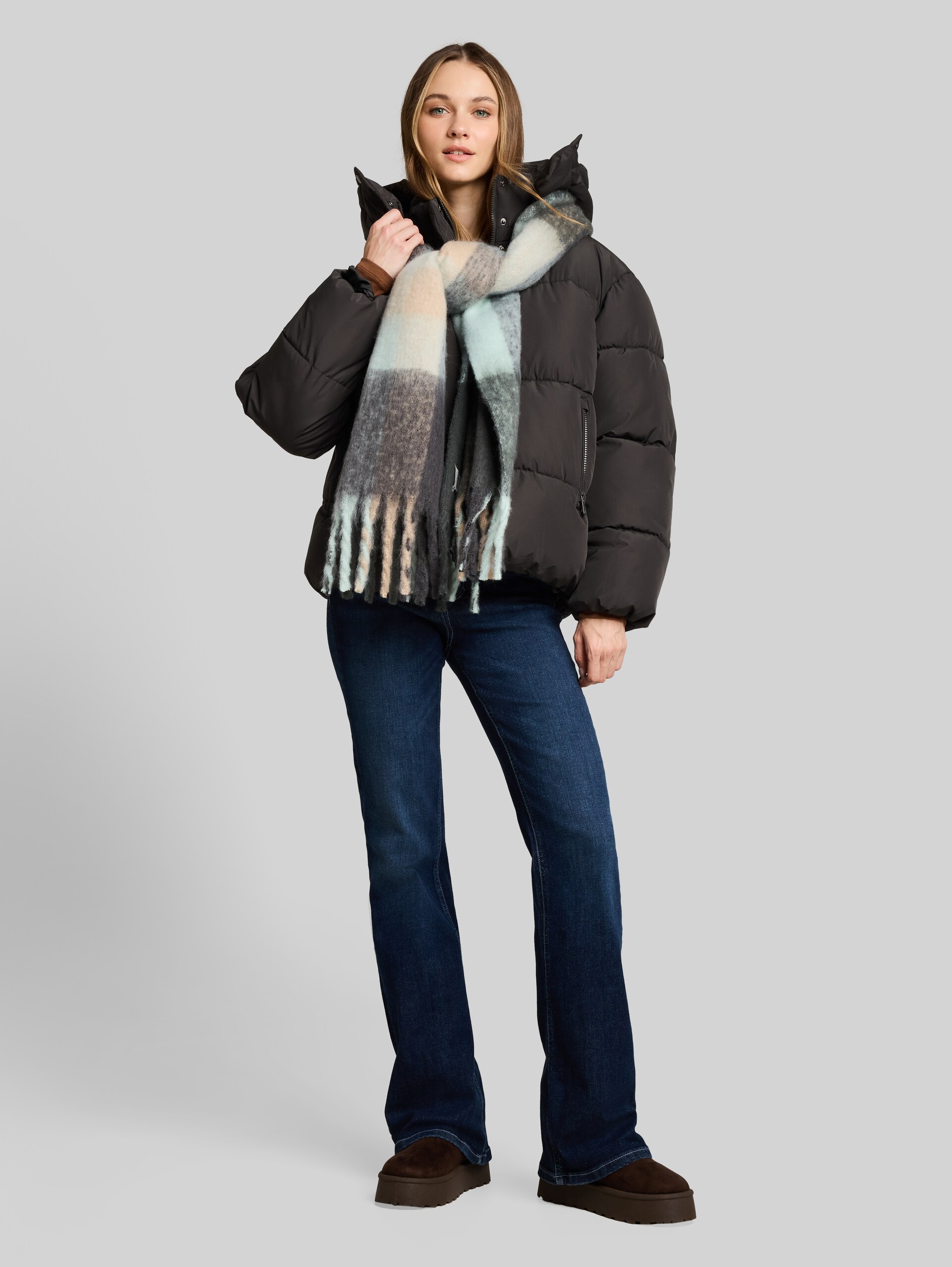 Puffer-Jacke mit abnehmbarer Kapuze - Coal Mine Grey - seitliche Model-Ansicht