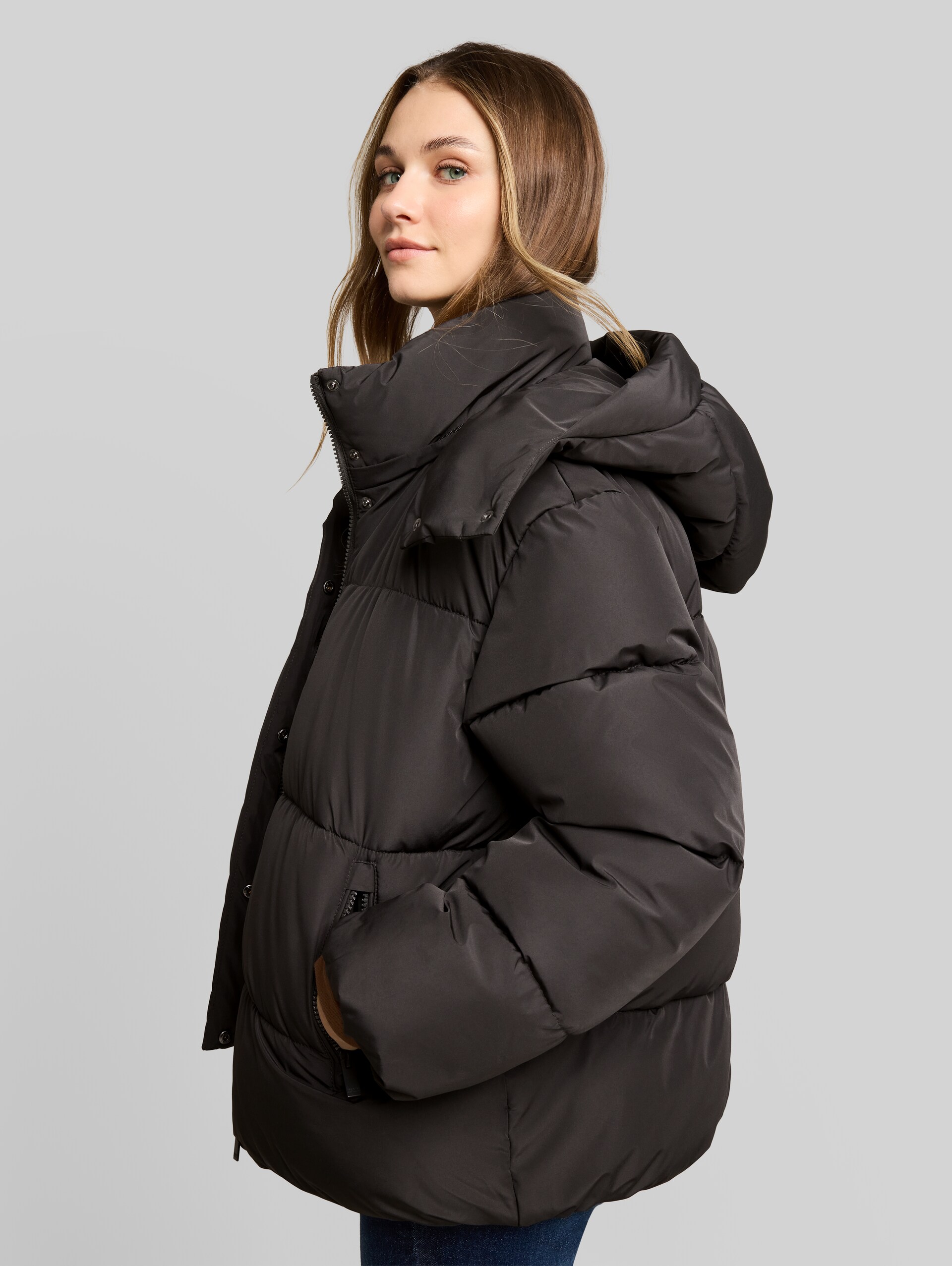 Puffer-Jacke mit abnehmbarer Kapuze - Coal Mine Grey - Detail-Model-Ansicht