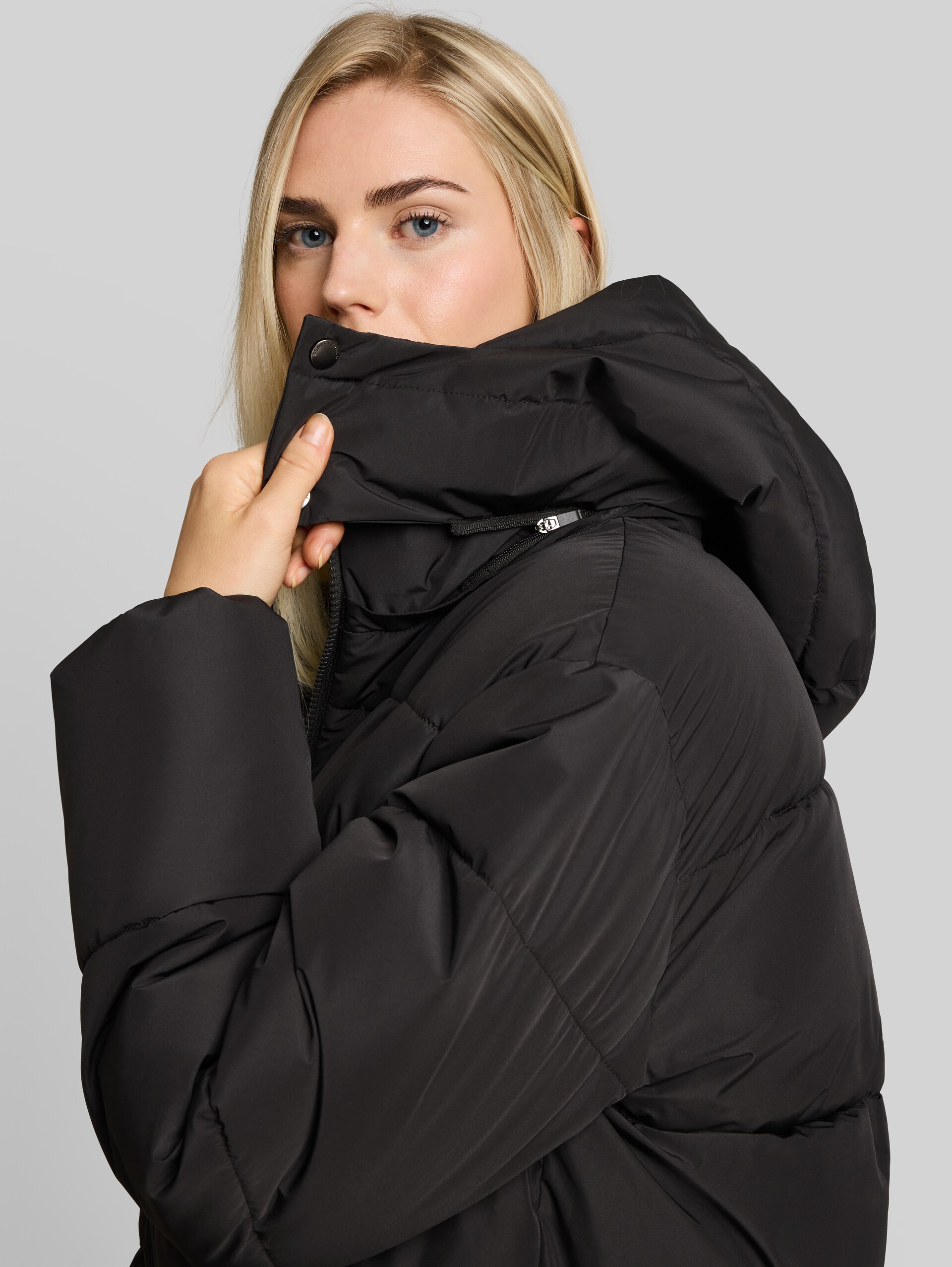 Puffer-Mantel mit abnehmbarer Kapuze - Coal Mine Grey - Detail-Model-Ansicht