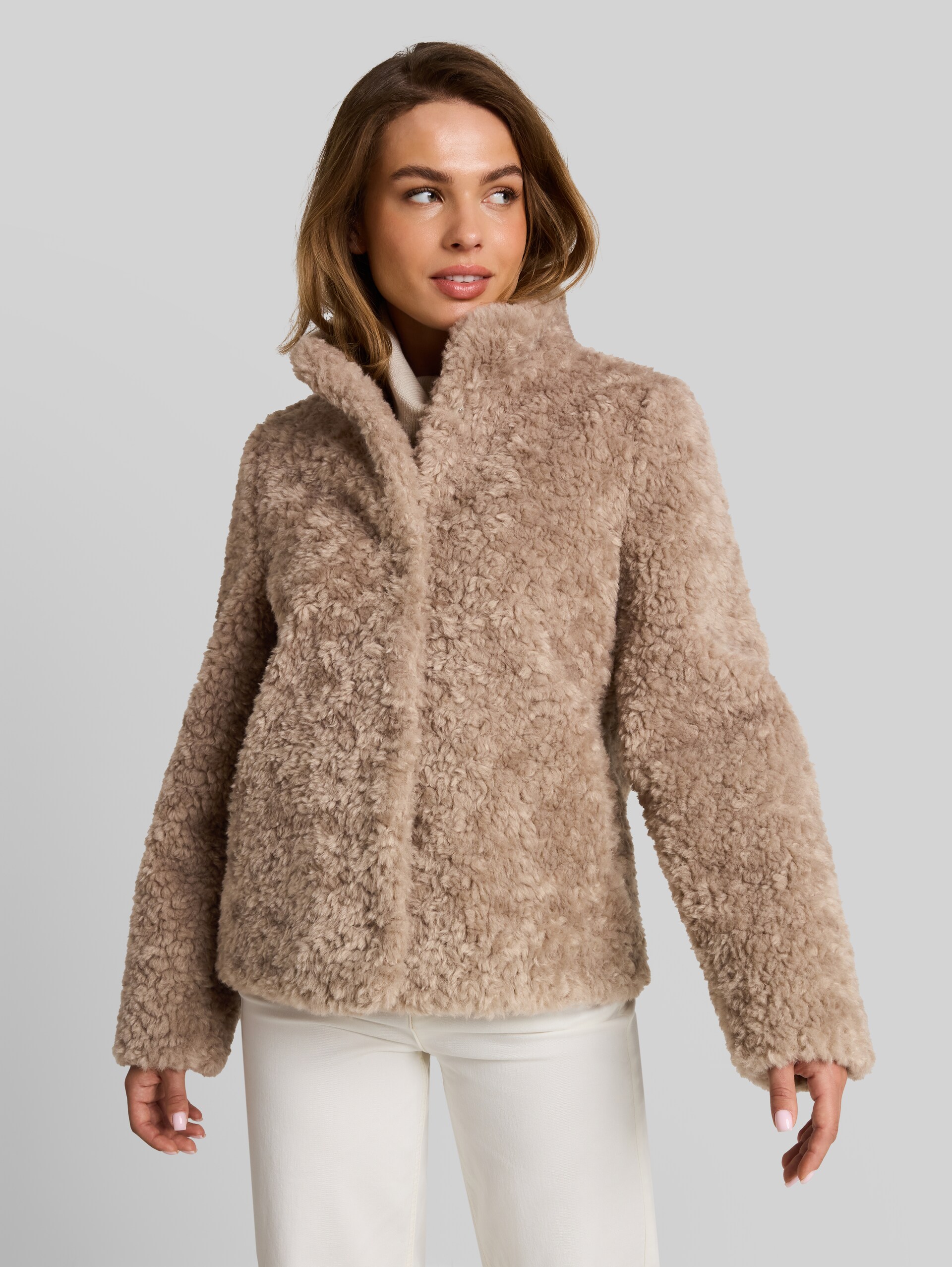 Kunstfelljacke mit Stehkragen - soft taupe grey - Model-Vorderansicht