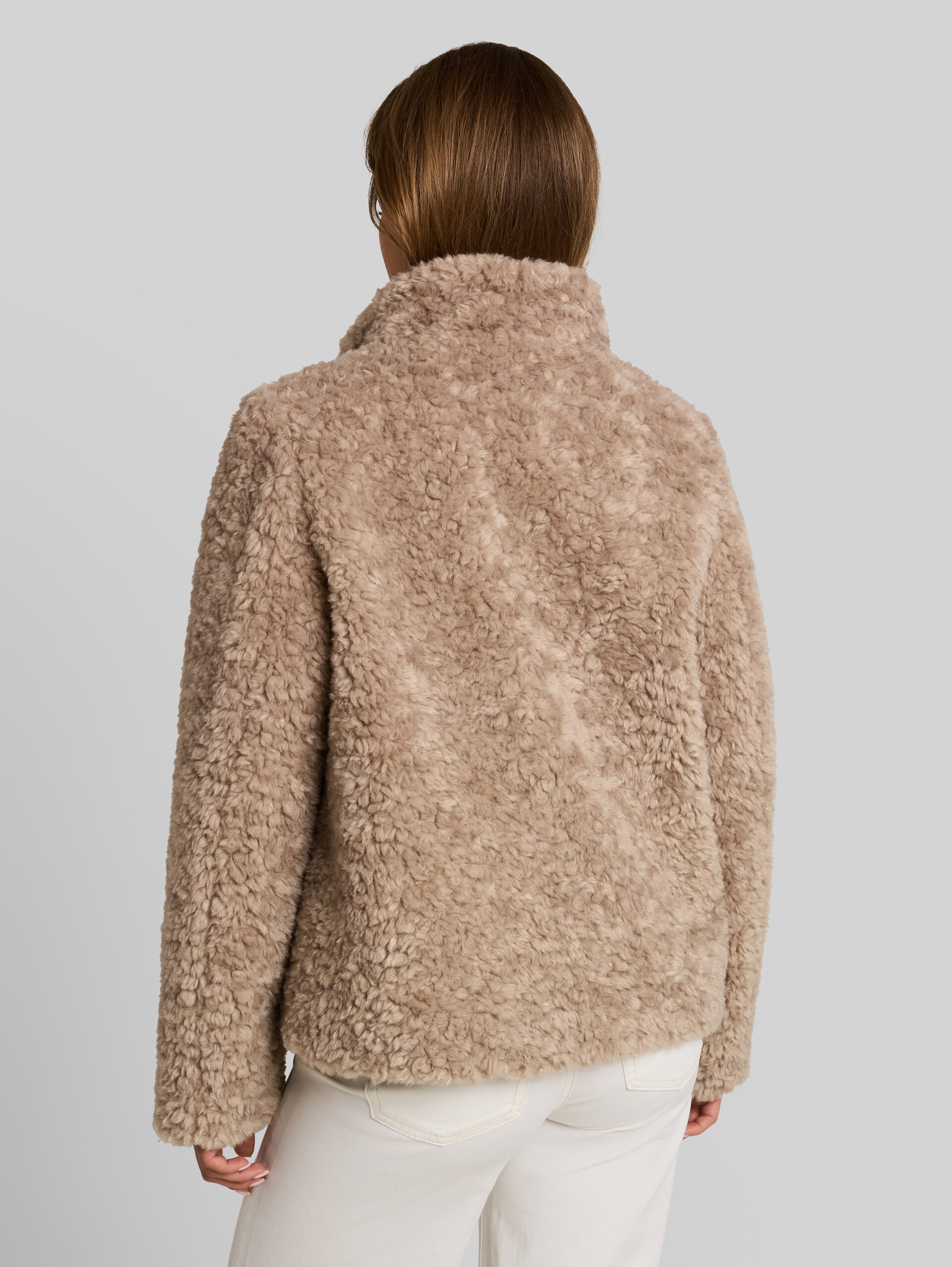 Kunstfelljacke mit Stehkragen - soft taupe grey - Model-Rückansicht
