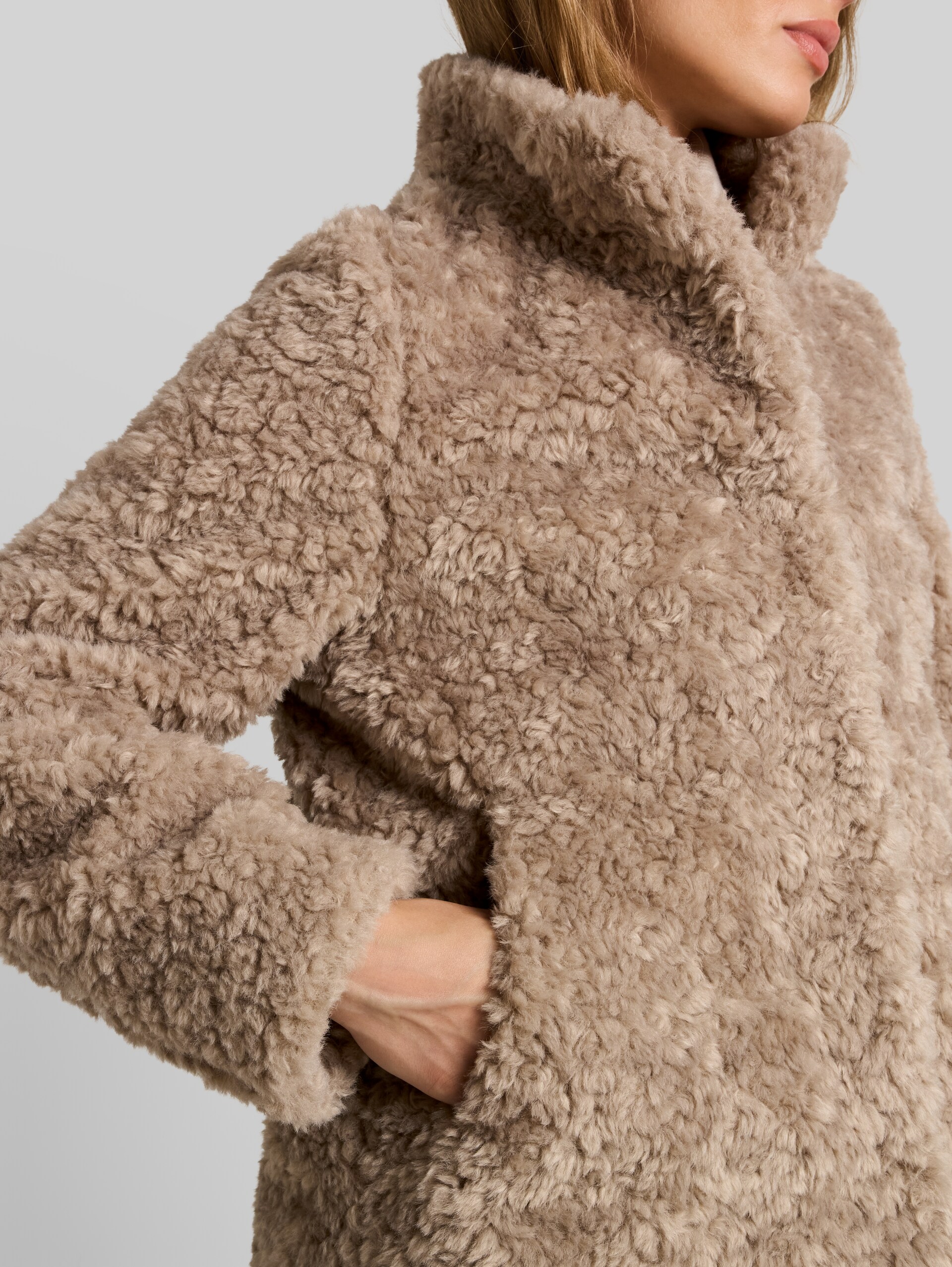 Kunstfelljacke mit Stehkragen - soft taupe grey - Detail-Model-Ansicht