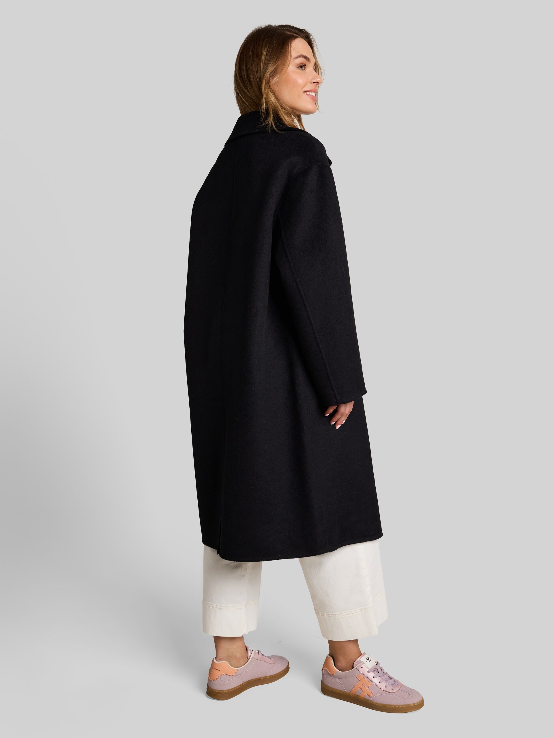 Wollen jas met losse pasvorm - deep black - Model-achteraanzicht