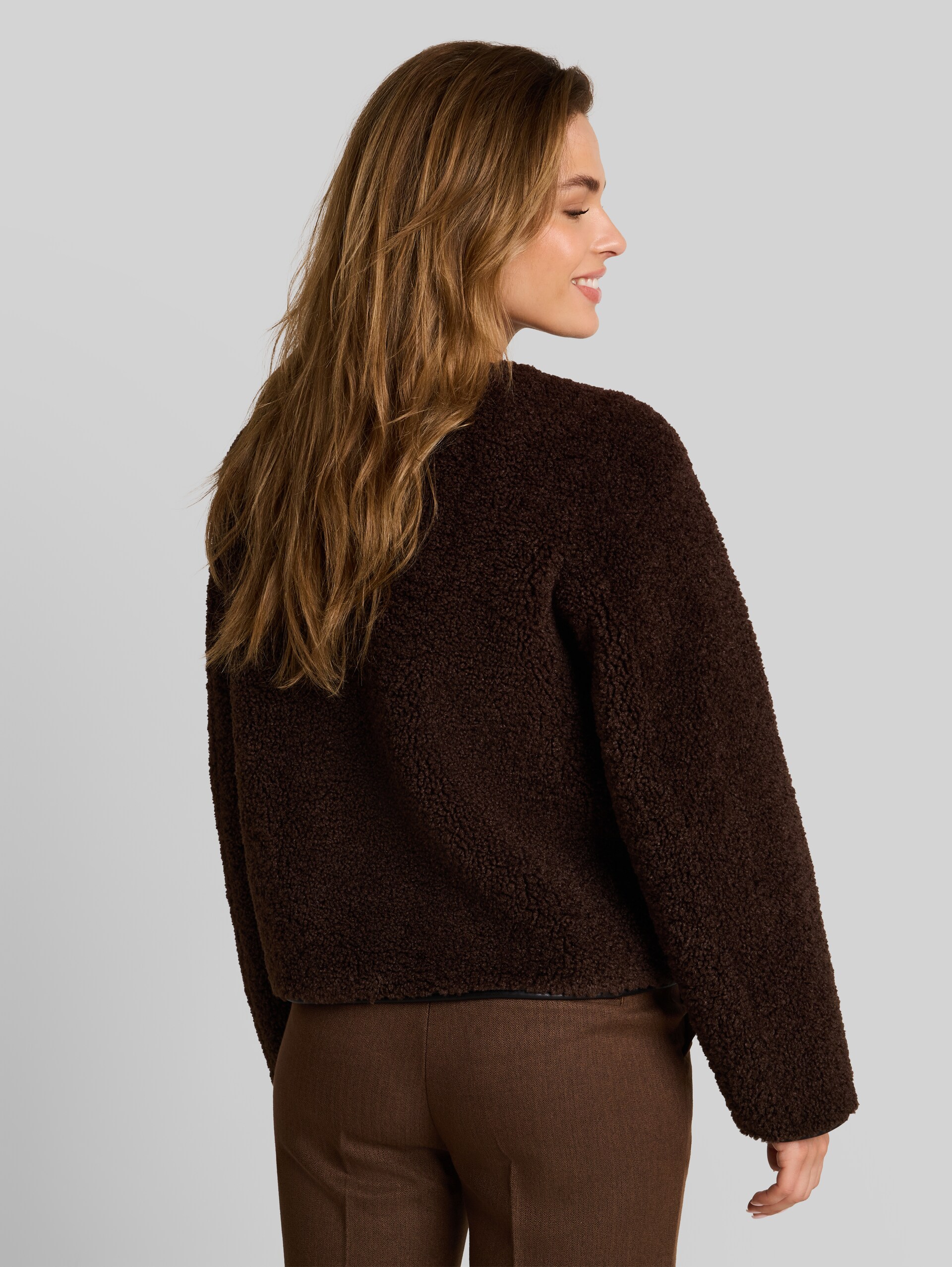 Veste en fausse fourrure avec poches - java dark brown - Vue arrière du modèle