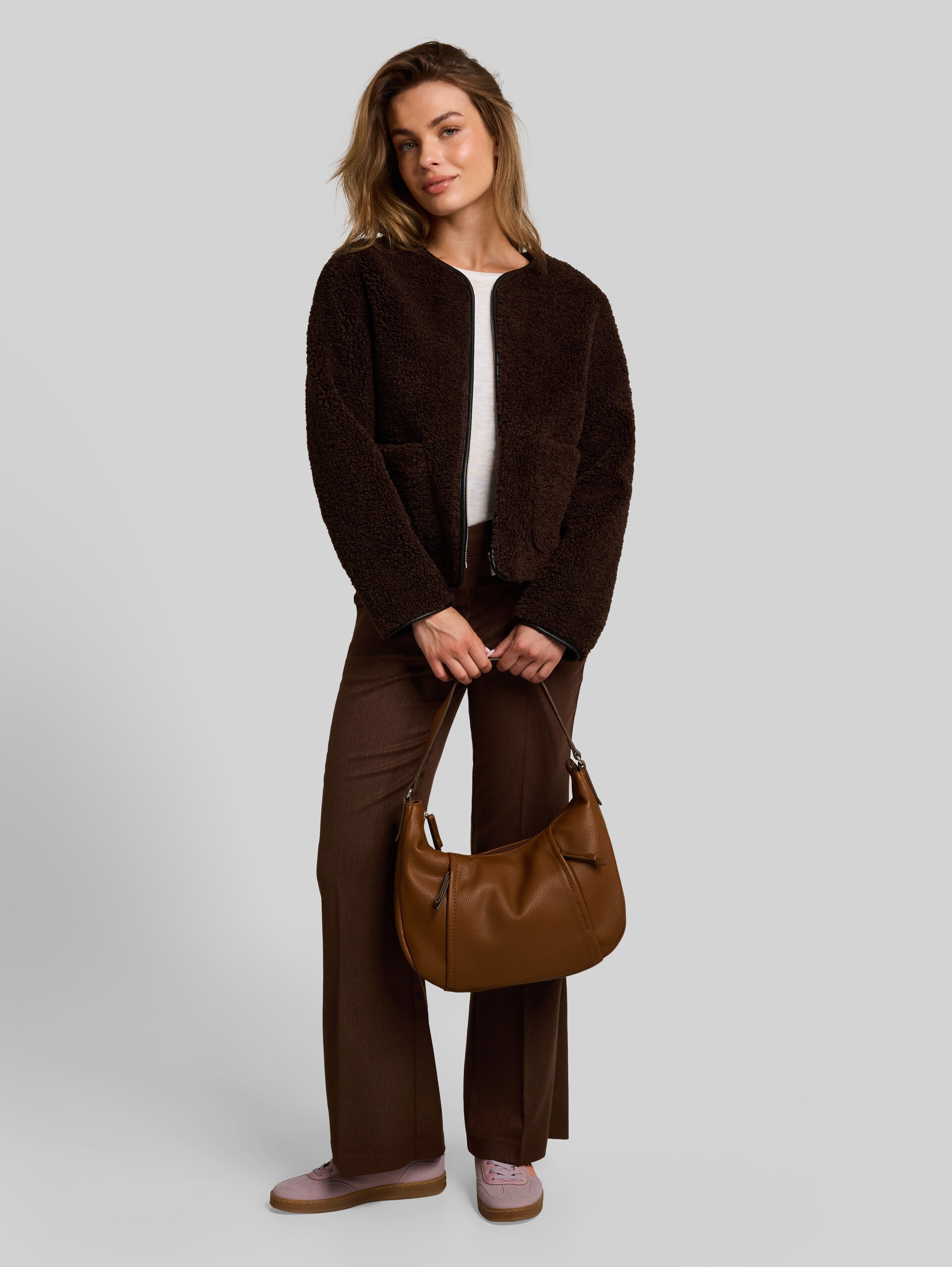 Veste en fausse fourrure avec poches - java dark brown - vue latérale du modèle