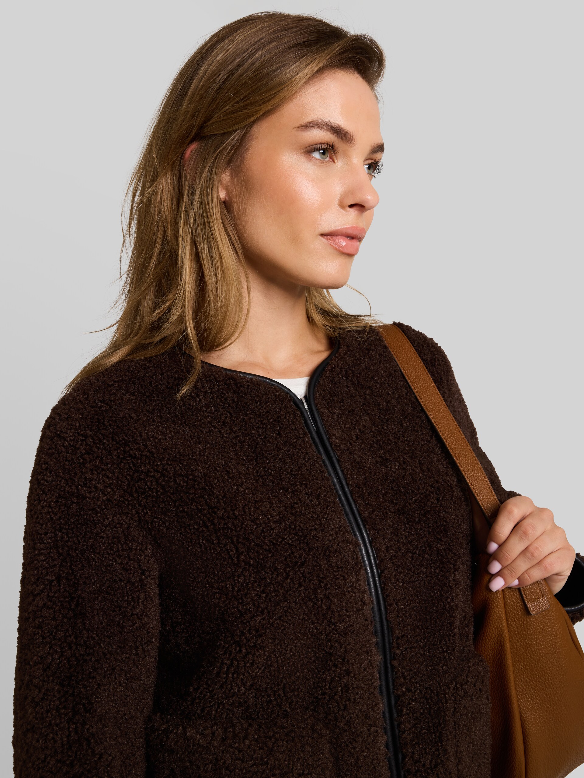 Veste en fausse fourrure avec poches - java dark brown - Vue détaillée du modèle