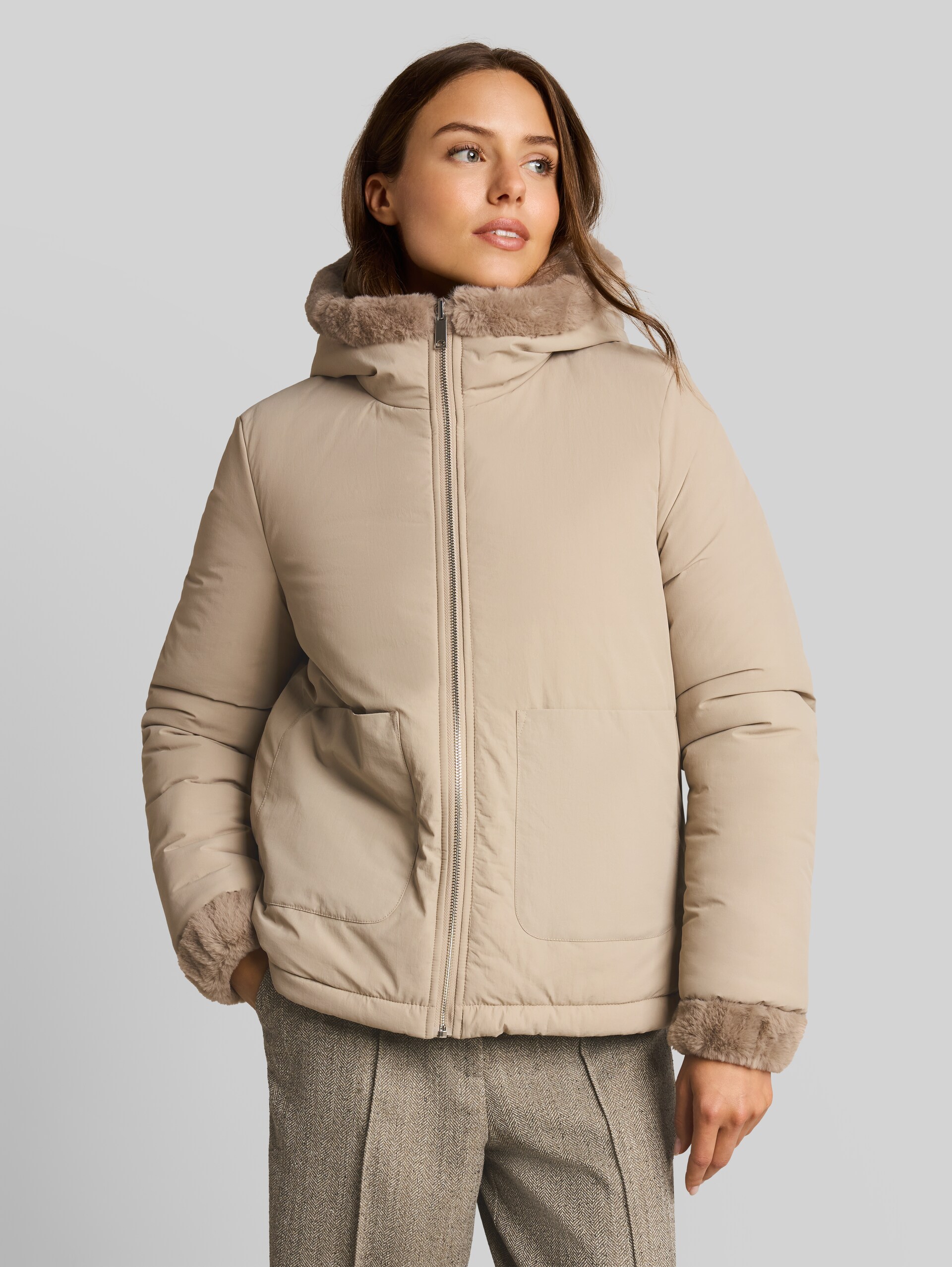 2-in-1 Kunstfelljacke mit Wendefunktion - soft taupe grey - Model-Vorderansicht