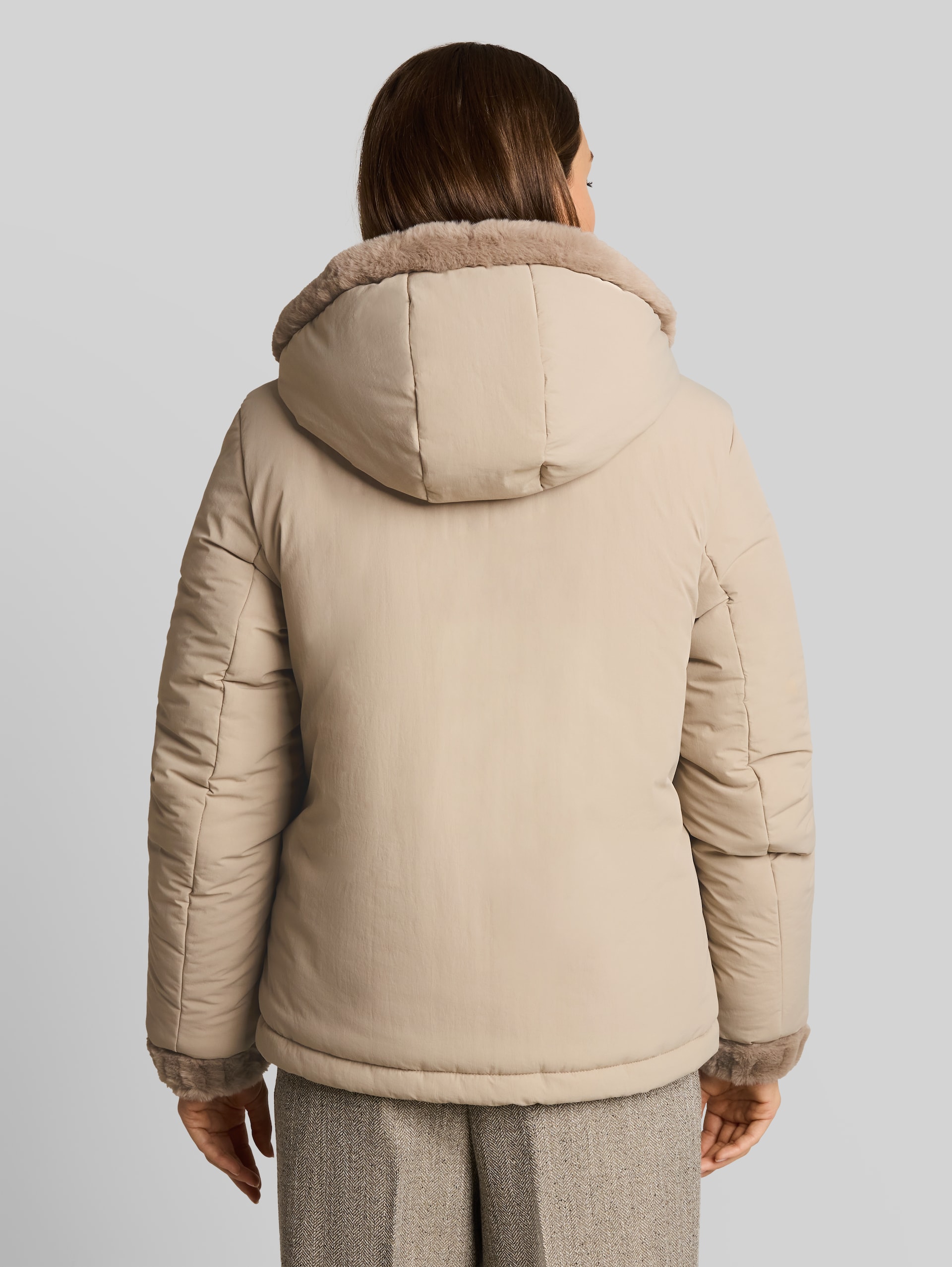 2-in-1 Kunstfelljacke mit Wendefunktion - soft taupe grey - Model-Rückansicht