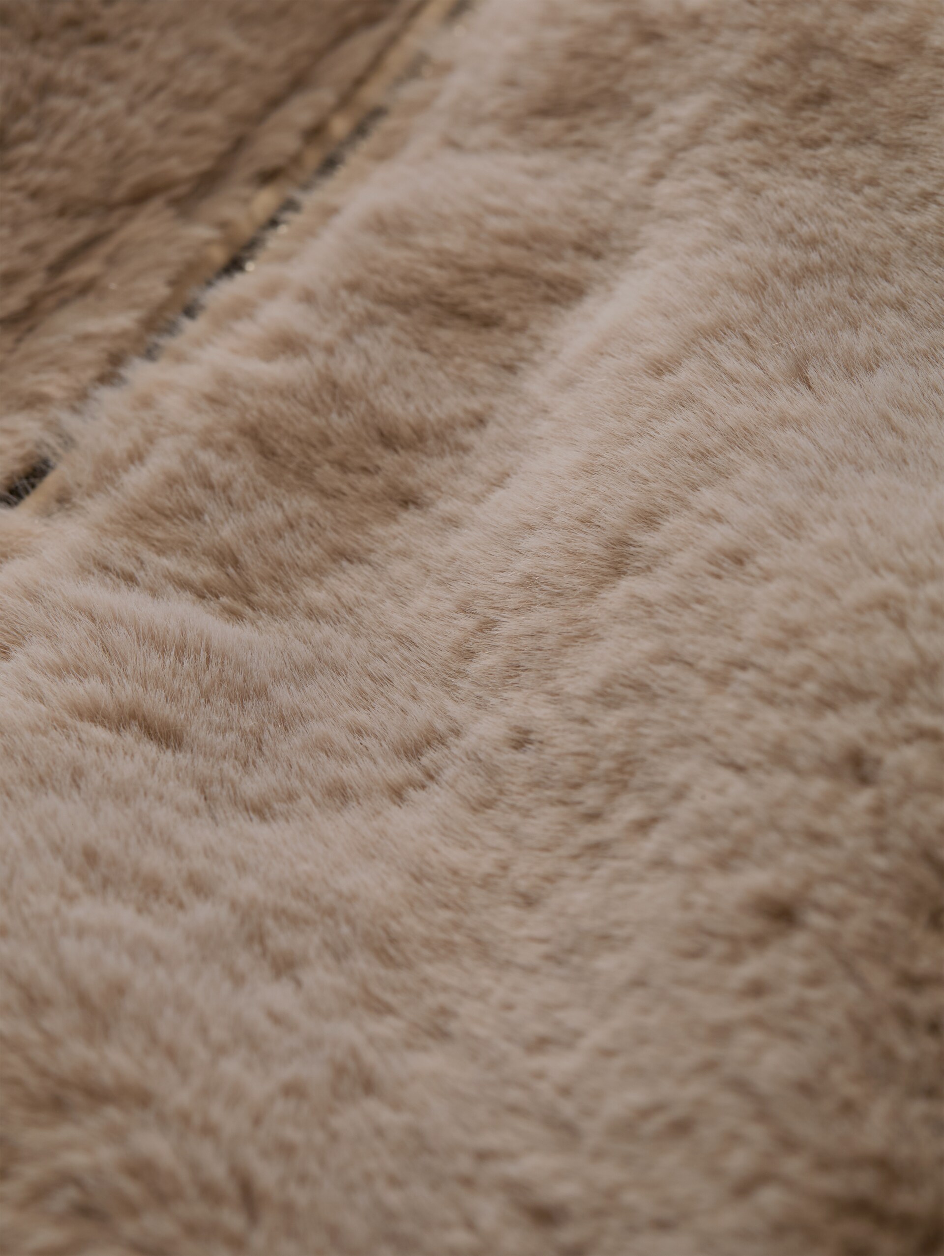2-in-1 Kunstfelljacke mit Wendefunktion - soft taupe grey - Produkt-Detail-Ansicht