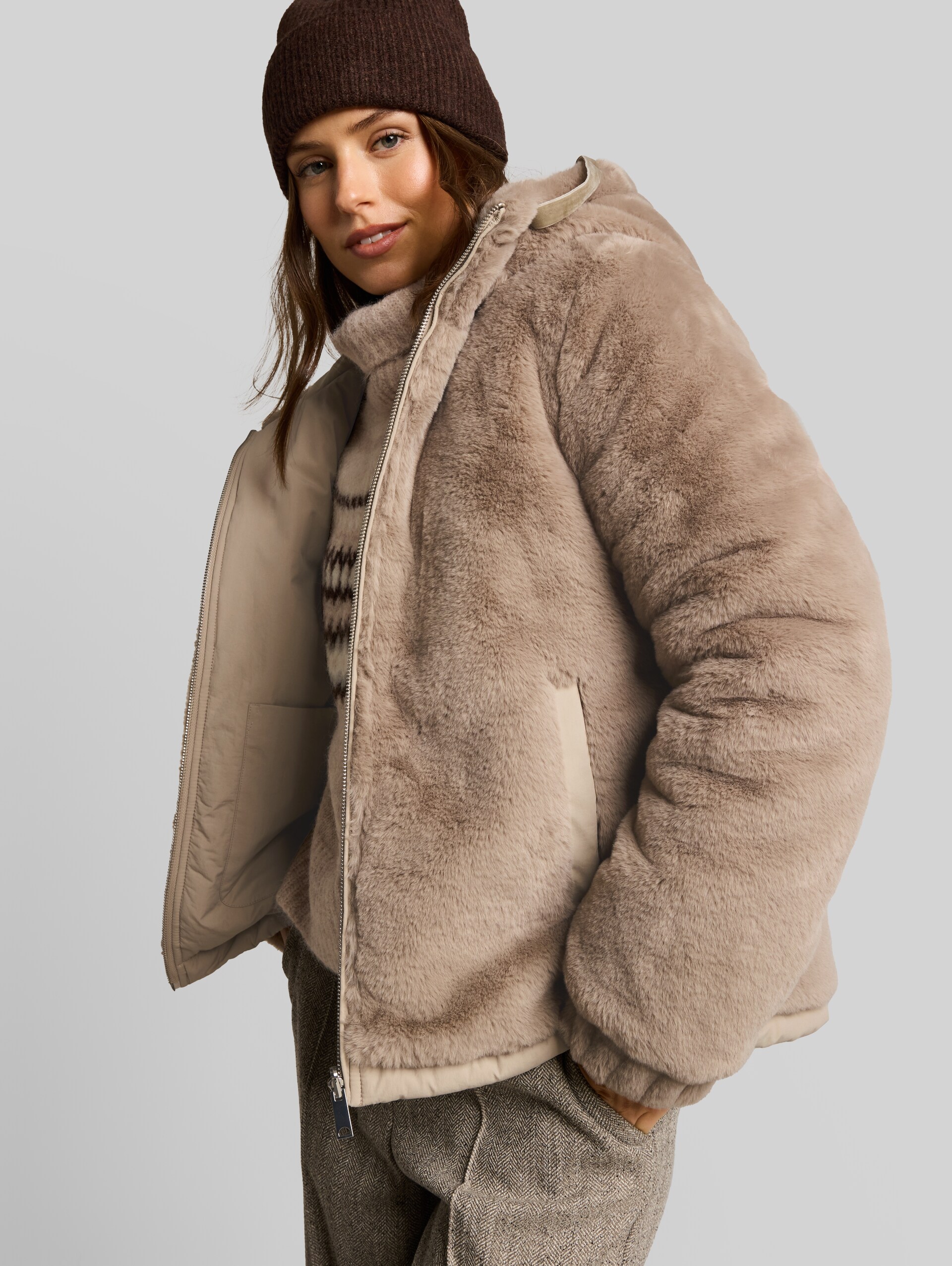 2-in-1 Kunstfelljacke mit Wendefunktion - soft taupe grey - Detail-Model-Ansicht