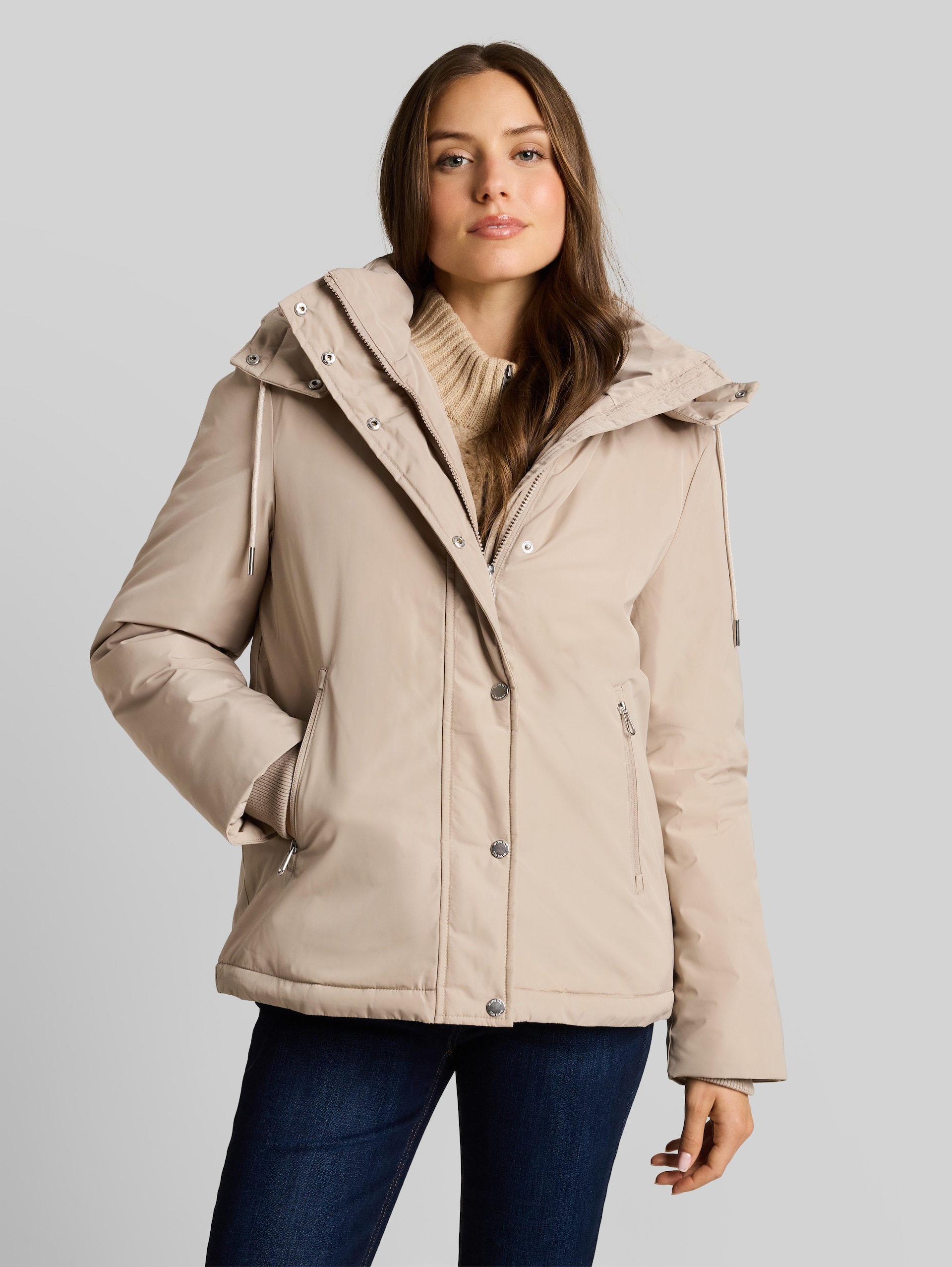 Short Parka mit abnehmbarer Kapuze - soft taupe grey - Model-Vorderansicht
