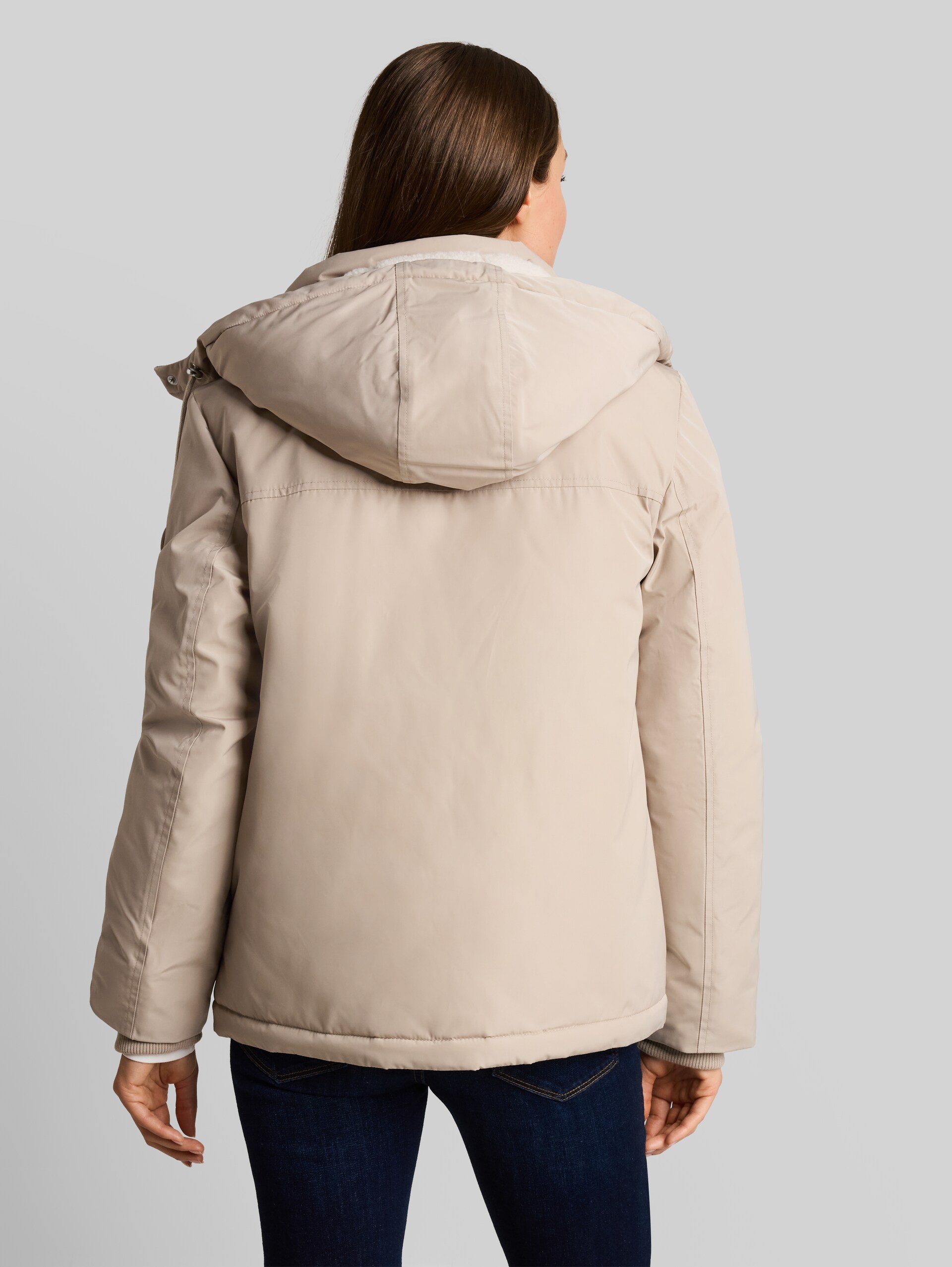 Short Parka mit abnehmbarer Kapuze - soft taupe grey - Model-Rückansicht
