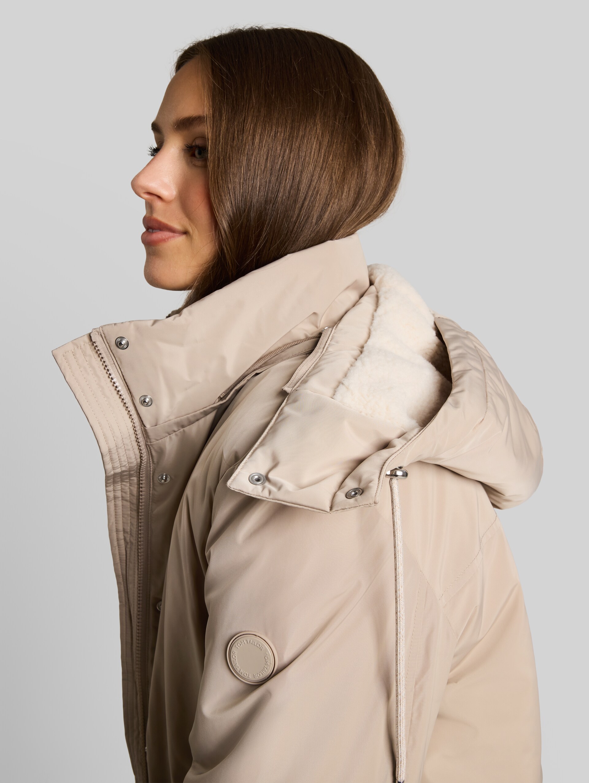 Short Parka mit abnehmbarer Kapuze - soft taupe grey - Detail-Model-Ansicht