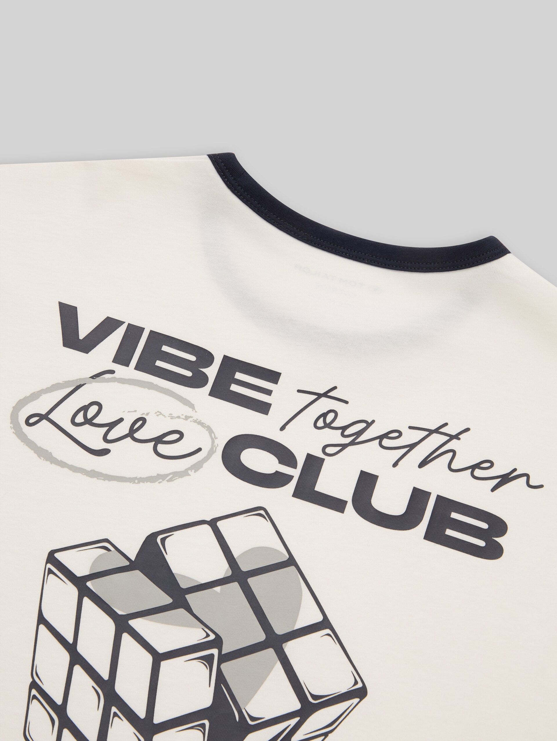 Oversize T-Shirt mit Print - Whisper White - Detail-Model-Ansicht