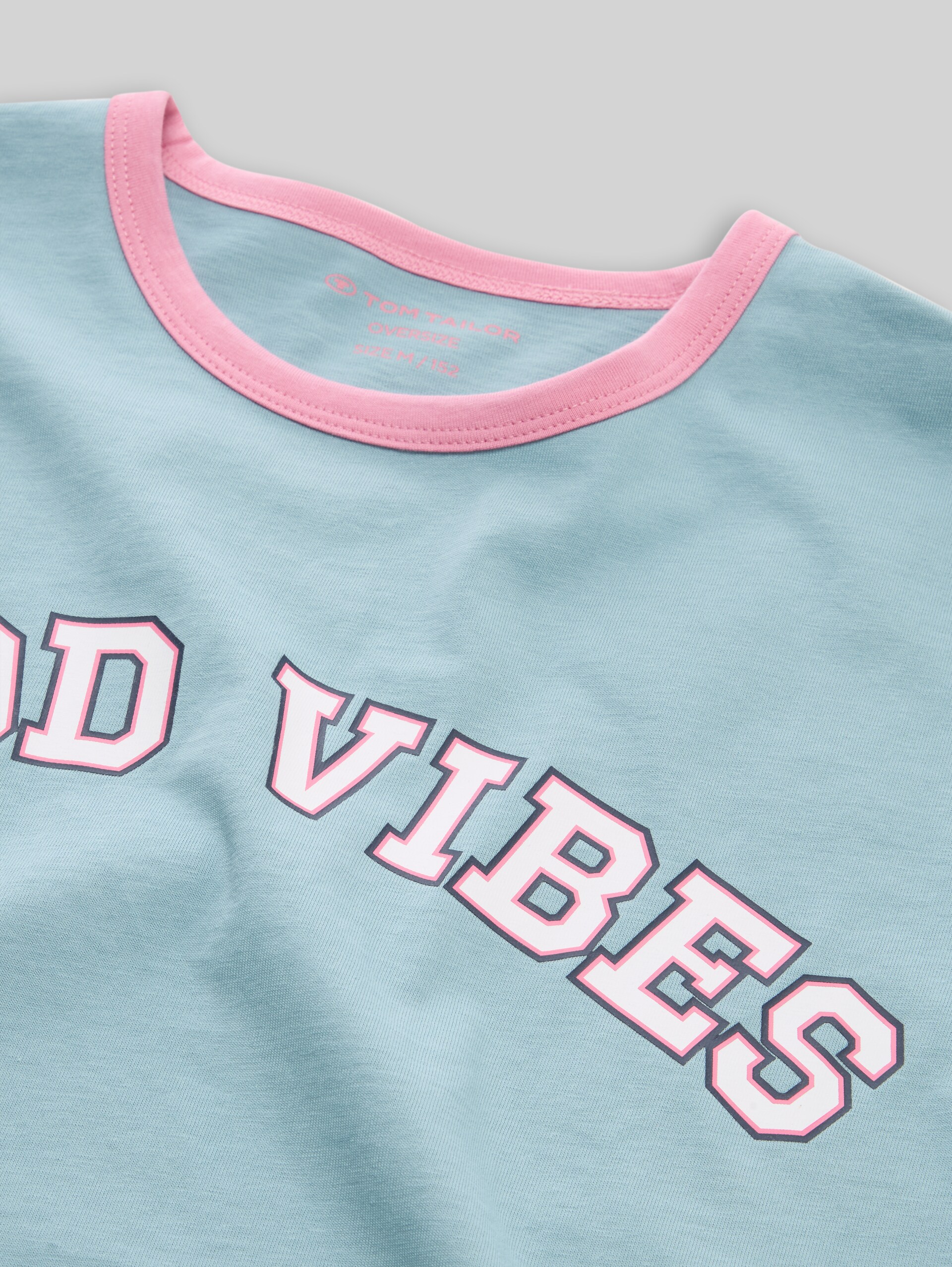 Oversize T-Shirt mit Print - tourmaline - Detail-Model-Ansicht