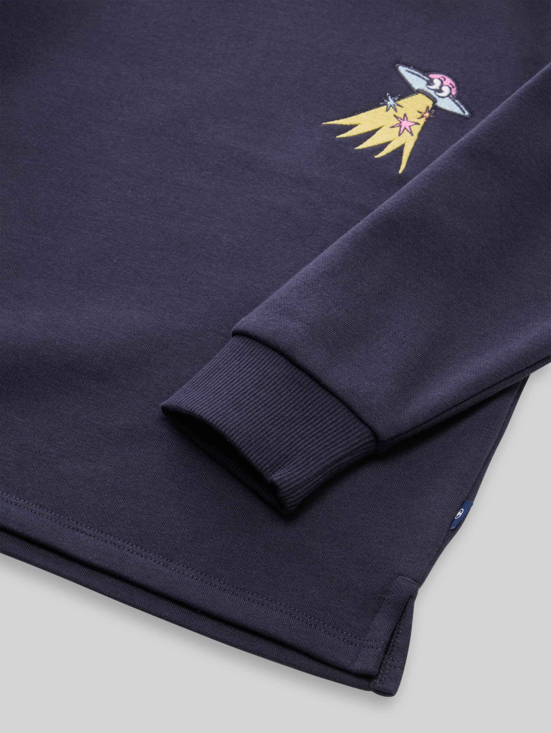 Sweatshirt mit Schriftzug - Parisien Night Blue - Detail-Model-Ansicht