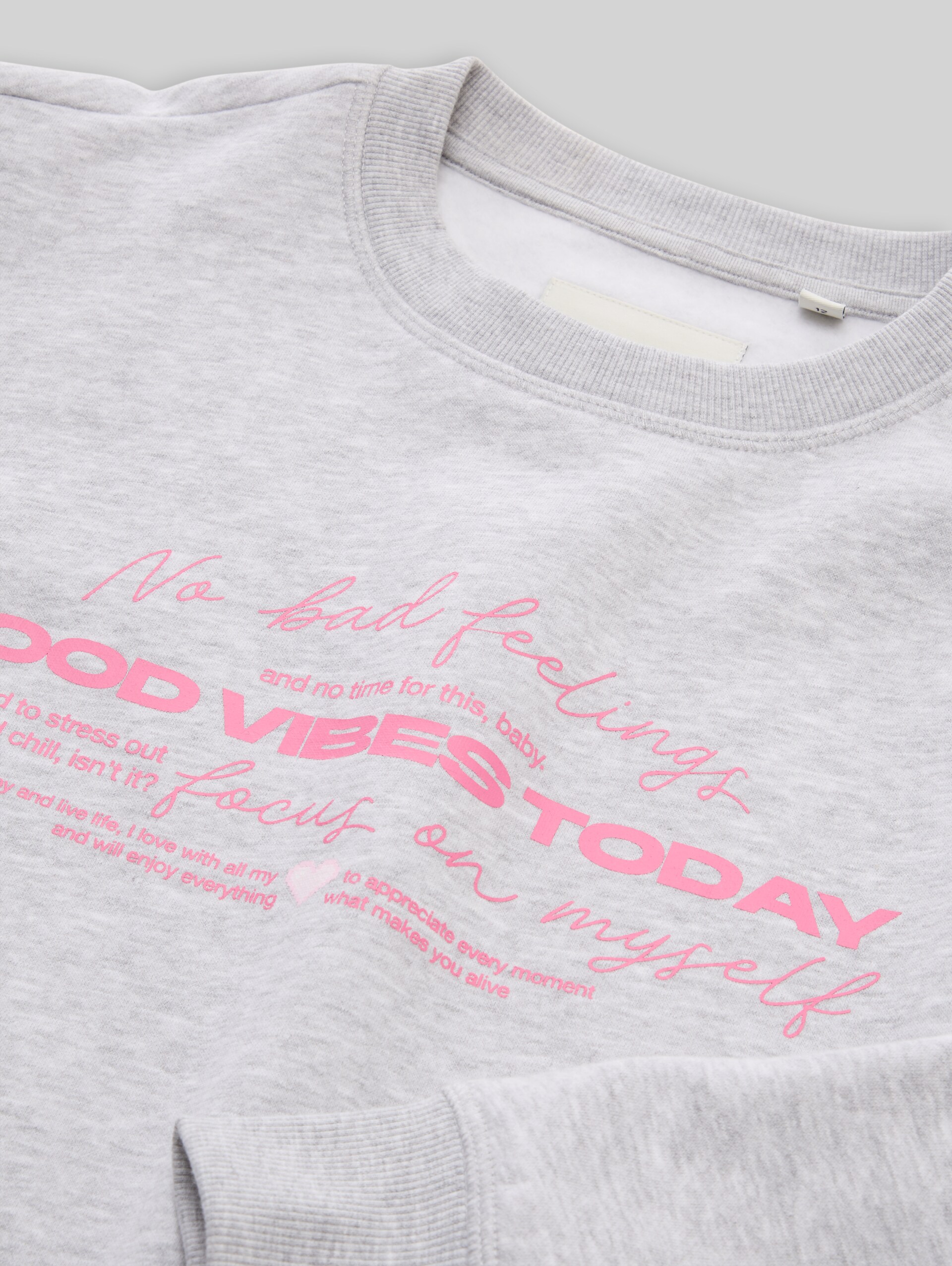 Sweatshirt mit Schriftzug - Light Stone Grey Melange - Detail-Model-Ansicht