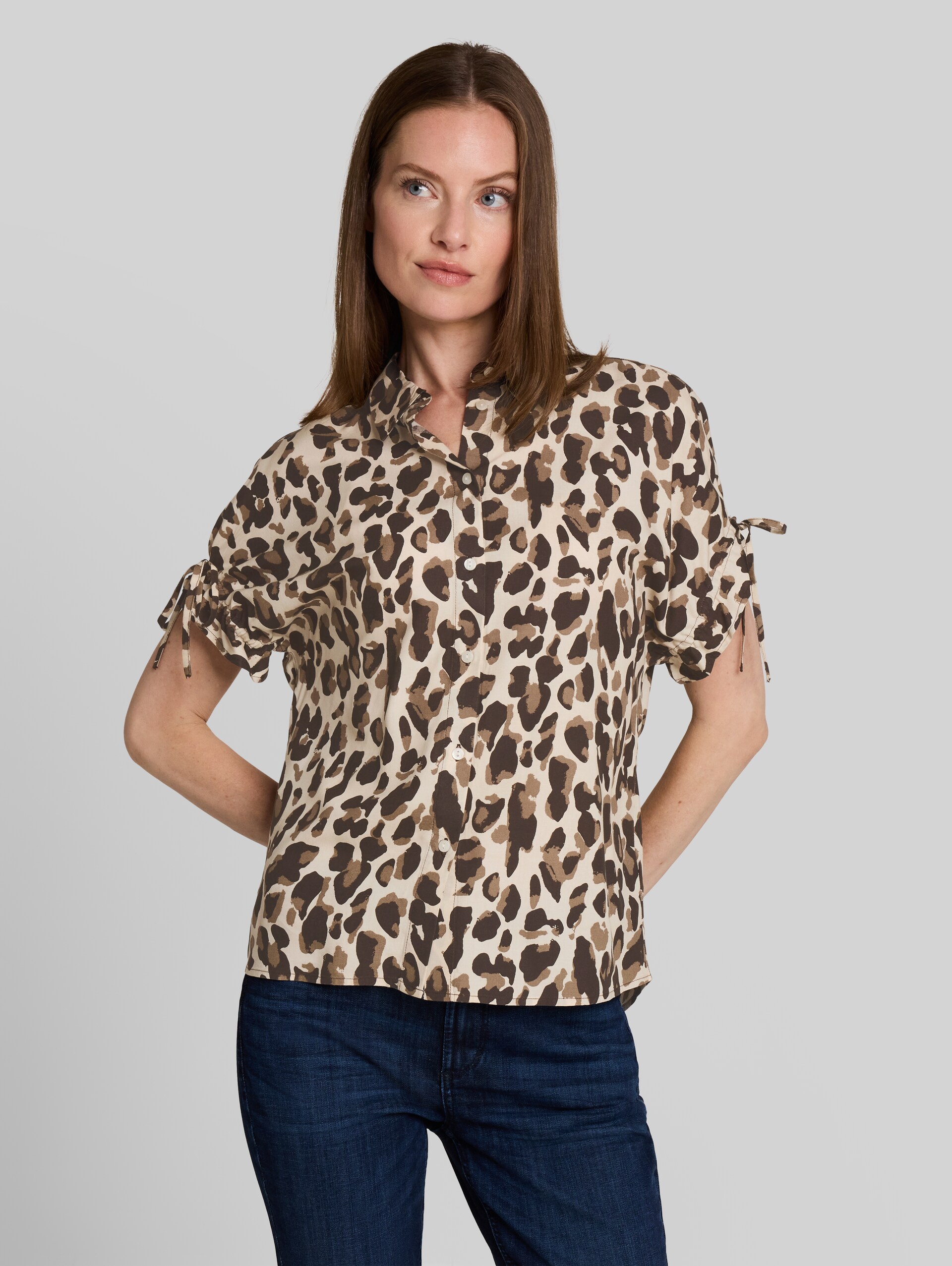 Loose Fit Bluse mit Schleifen - brown beige leo print - Ausschnitt Model-Vorderansicht