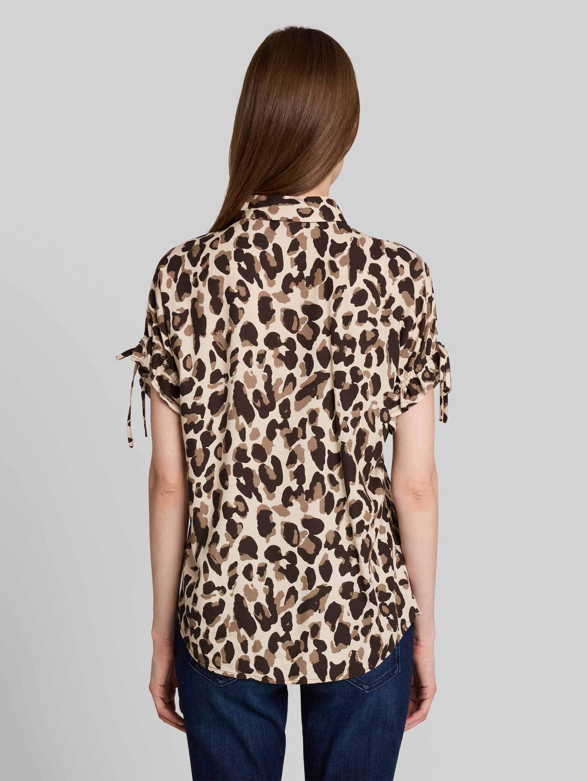 Loose Fit Bluse mit Schleifen - brown beige leo print - Auschnitt Model-Rückansicht