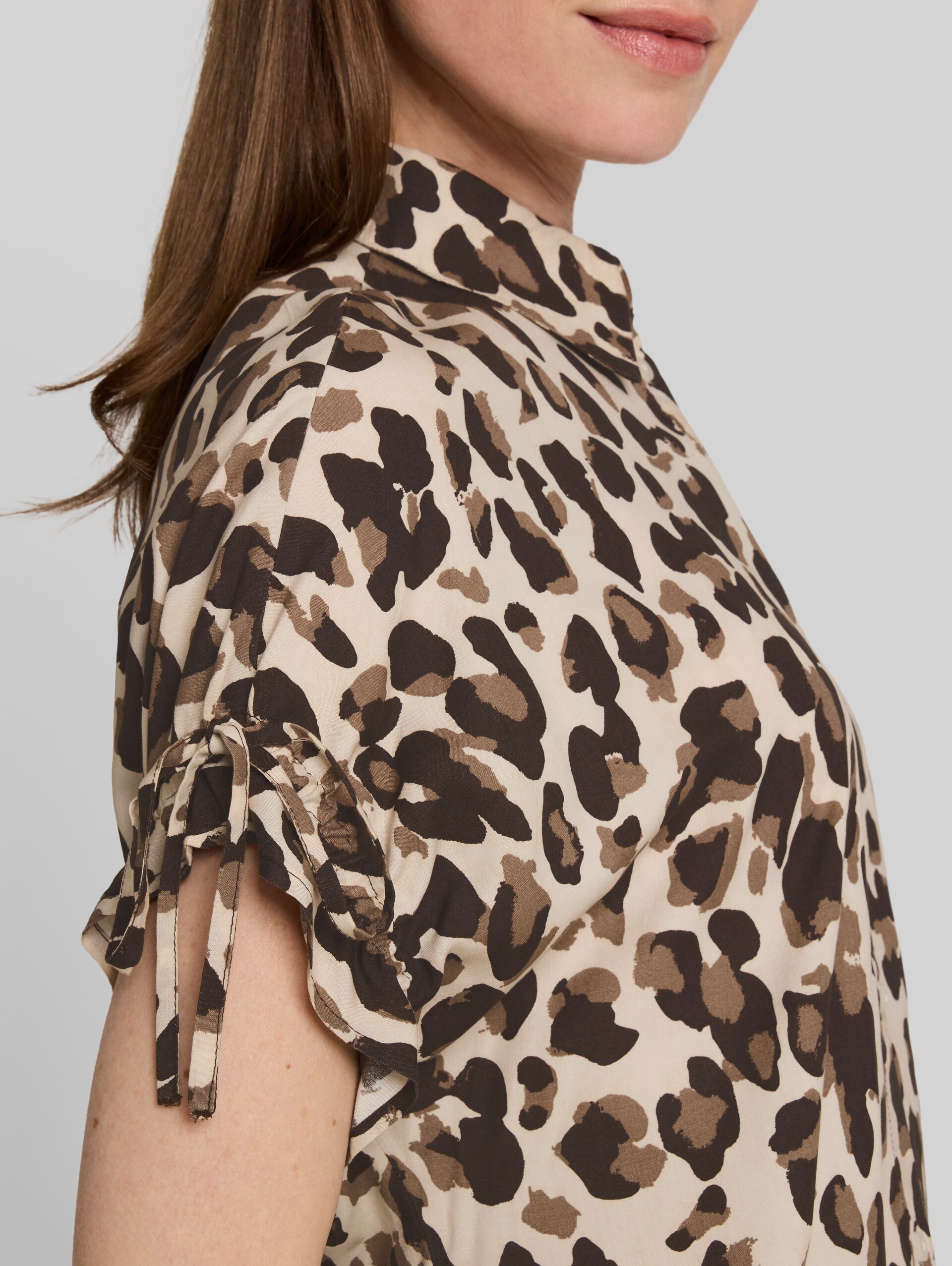 Loose Fit Bluse mit Schleifen - brown beige leo print - Detail-Model-Ansicht