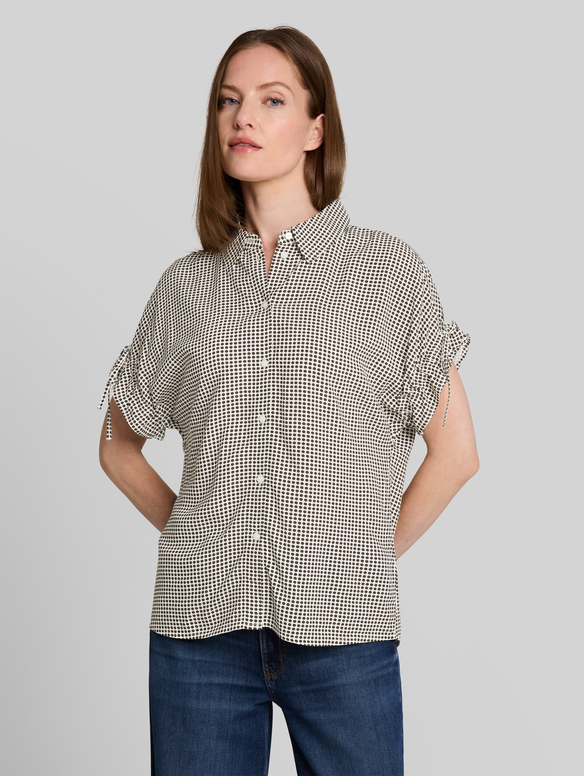 Loose Fit Bluse mit Schleifen - small brown dot print - Ausschnitt Model-Vorderansicht