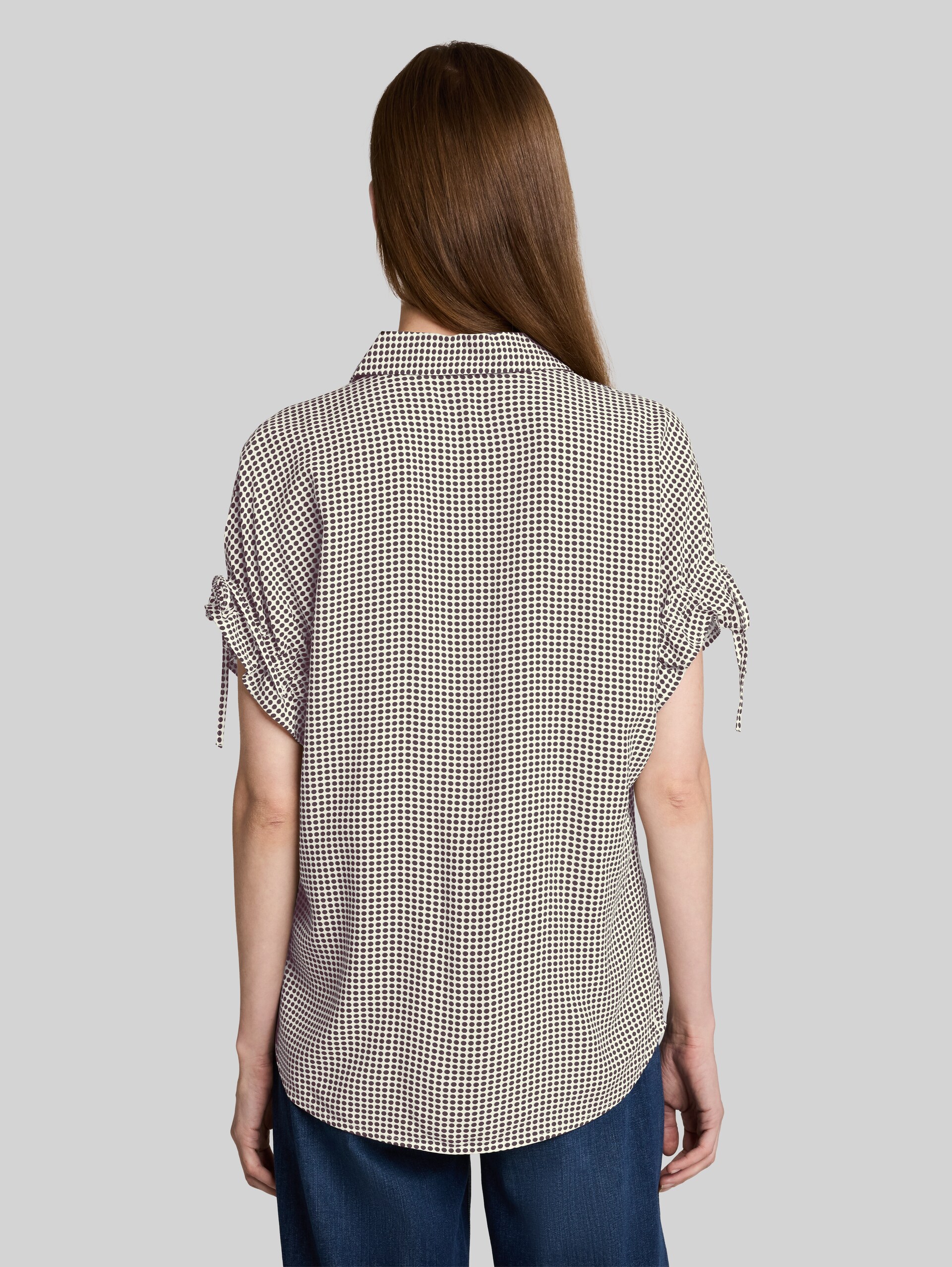 Loose Fit Bluse mit Schleifen - small brown dot print - Auschnitt Model-Rückansicht