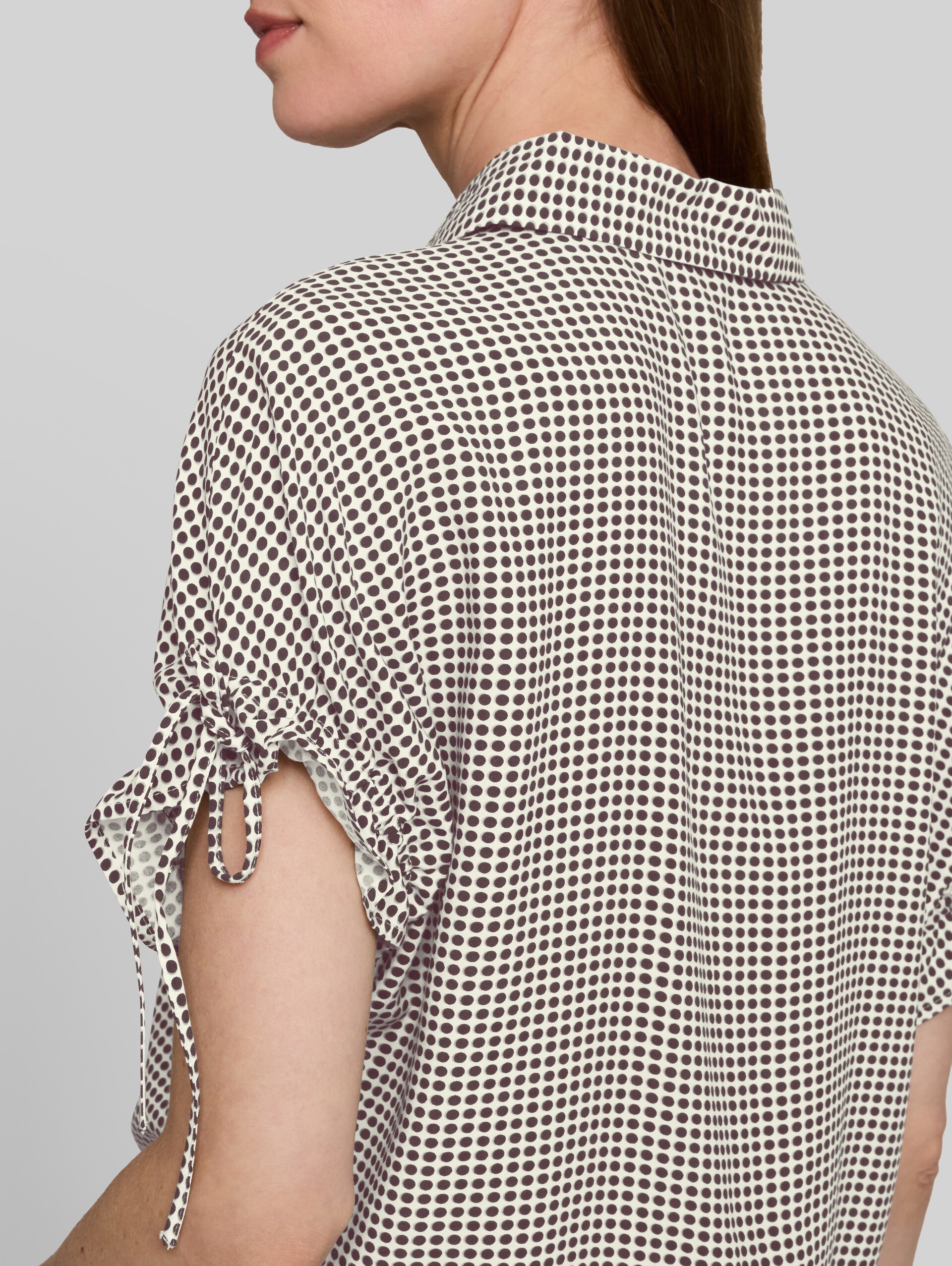 Loose Fit Bluse mit Schleifen - small brown dot print - Detail-Model-Ansicht