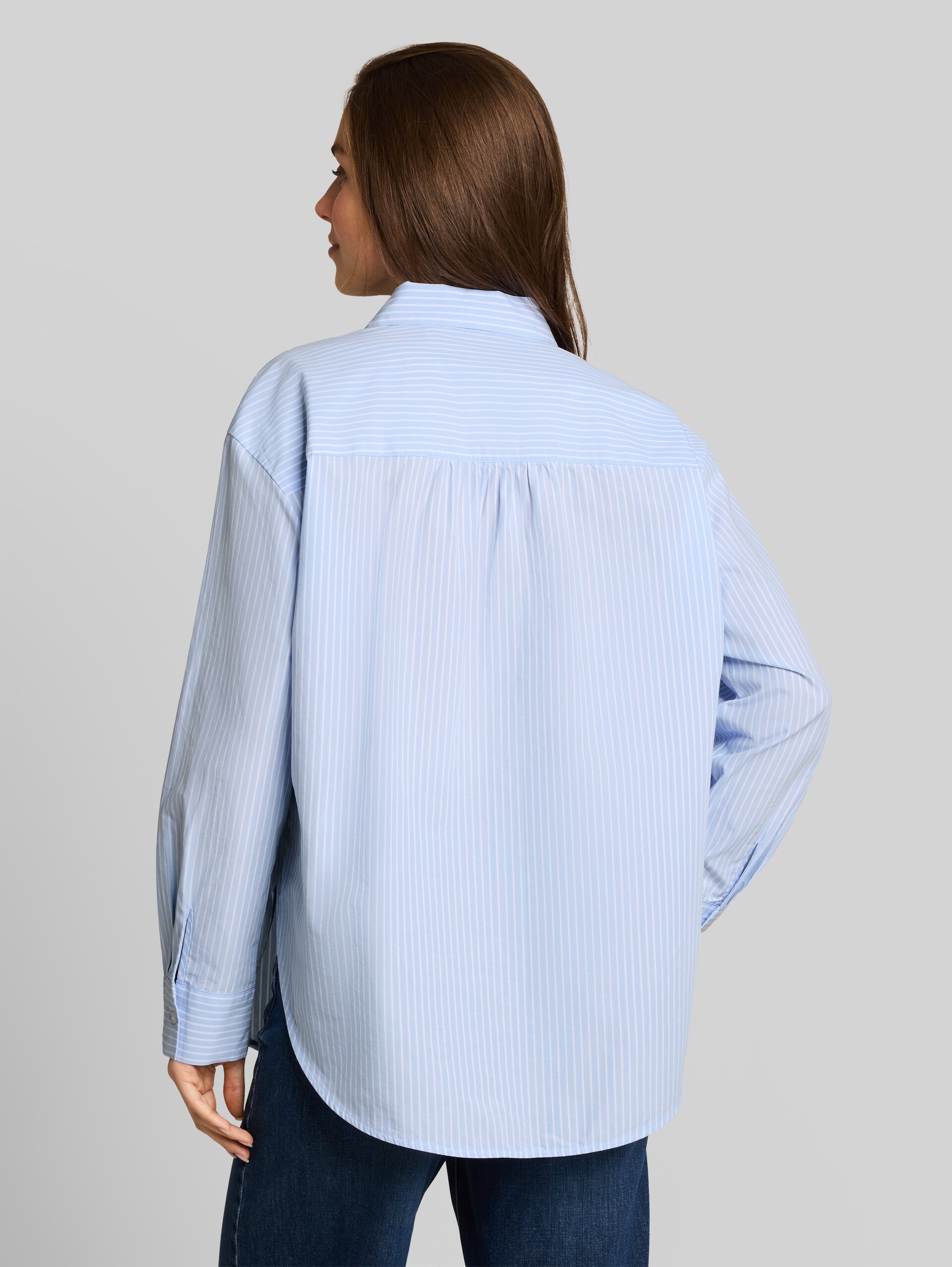 Loose Fit Popeline Hemdbluse - mid blue white stripe - Auschnitt Model-Rückansicht
