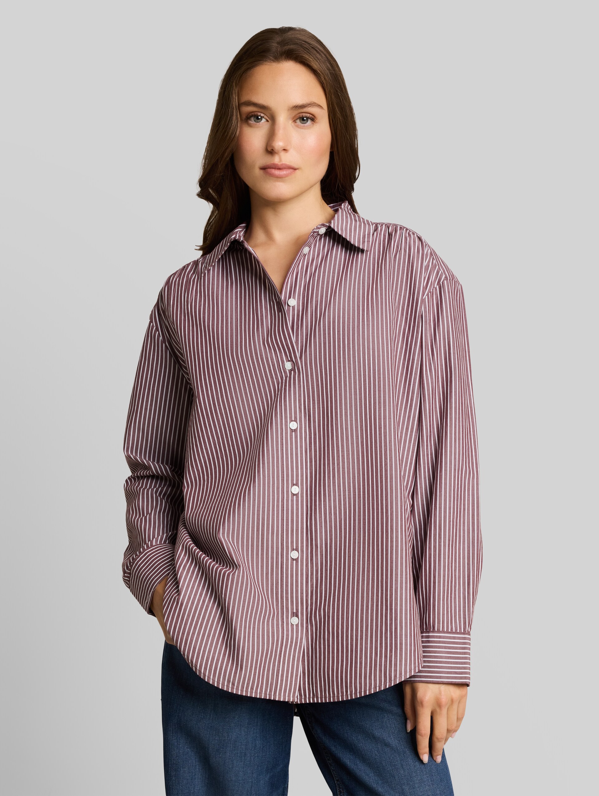 Loose Fit Popeline Hemdbluse - preppy plum white stripe - Ausschnitt Model-Vorderansicht