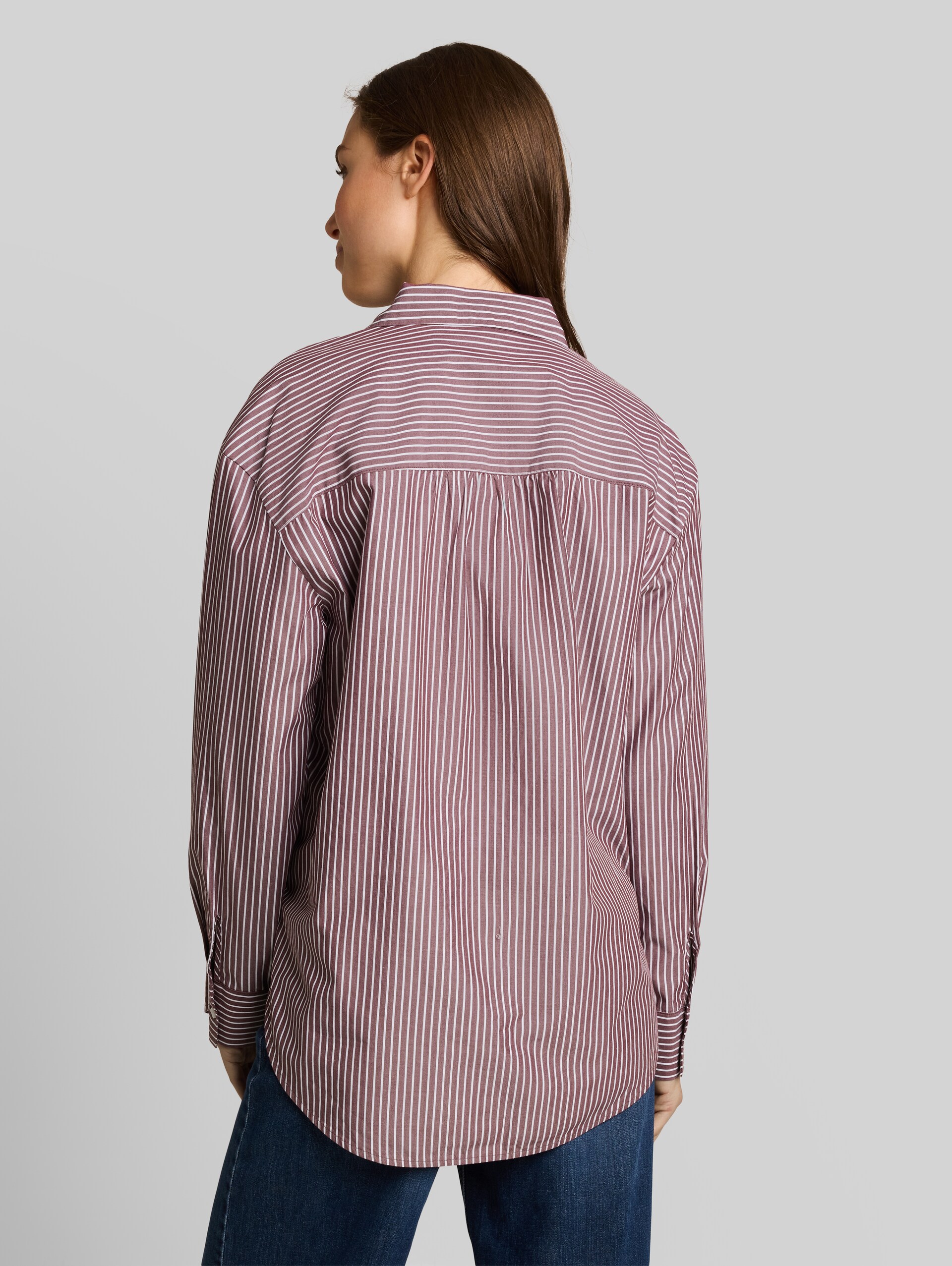 Loose Fit Popeline Hemdbluse - preppy plum white stripe - Auschnitt Model-Rückansicht