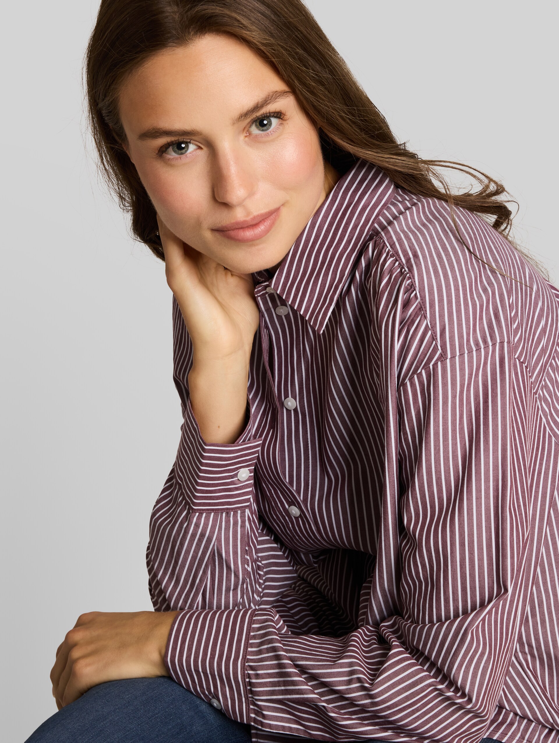 Loose Fit Popeline Hemdbluse - preppy plum white stripe - Detail-Model-Ansicht