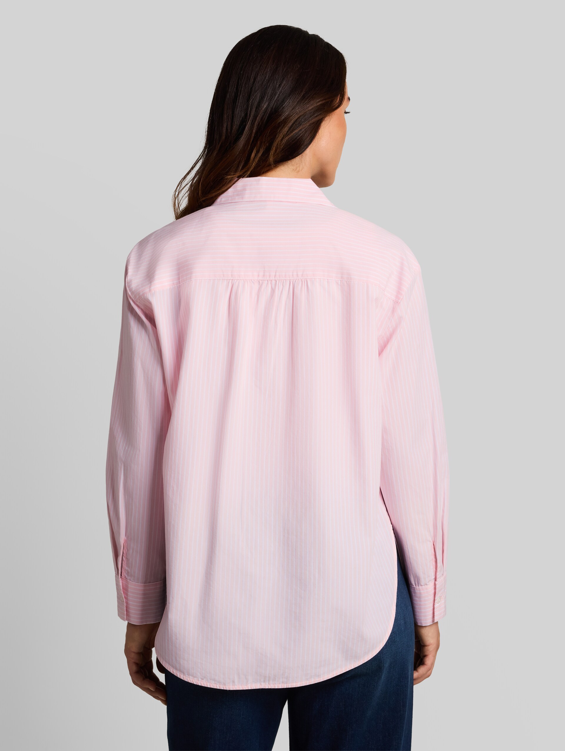 Loose Fit Popeline Hemdbluse - light pastel pink stripe - Auschnitt Model-Rückansicht
