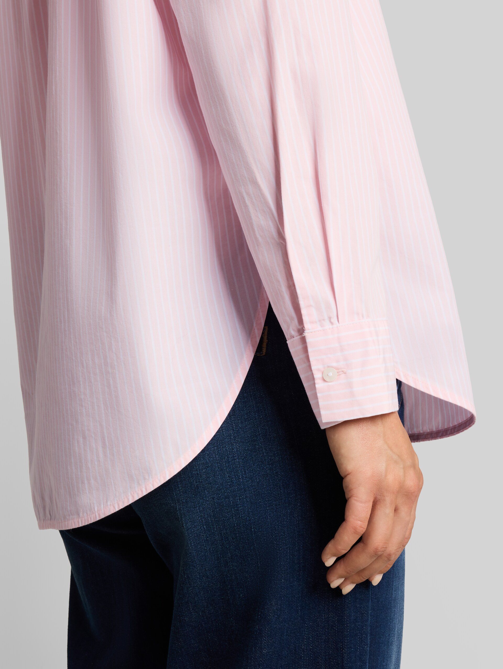 Loose Fit Popeline Hemdbluse - light pastel pink stripe - Detail-Model-Ansicht
