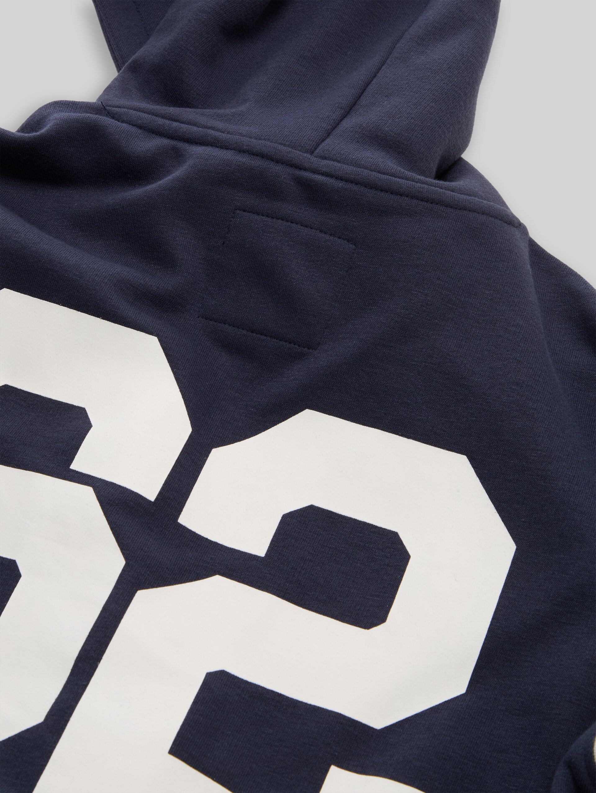 Oversize Hoodie Sweatshirt mit Rückenprint - Parisien Night Blue - Detail-Model-Ansicht