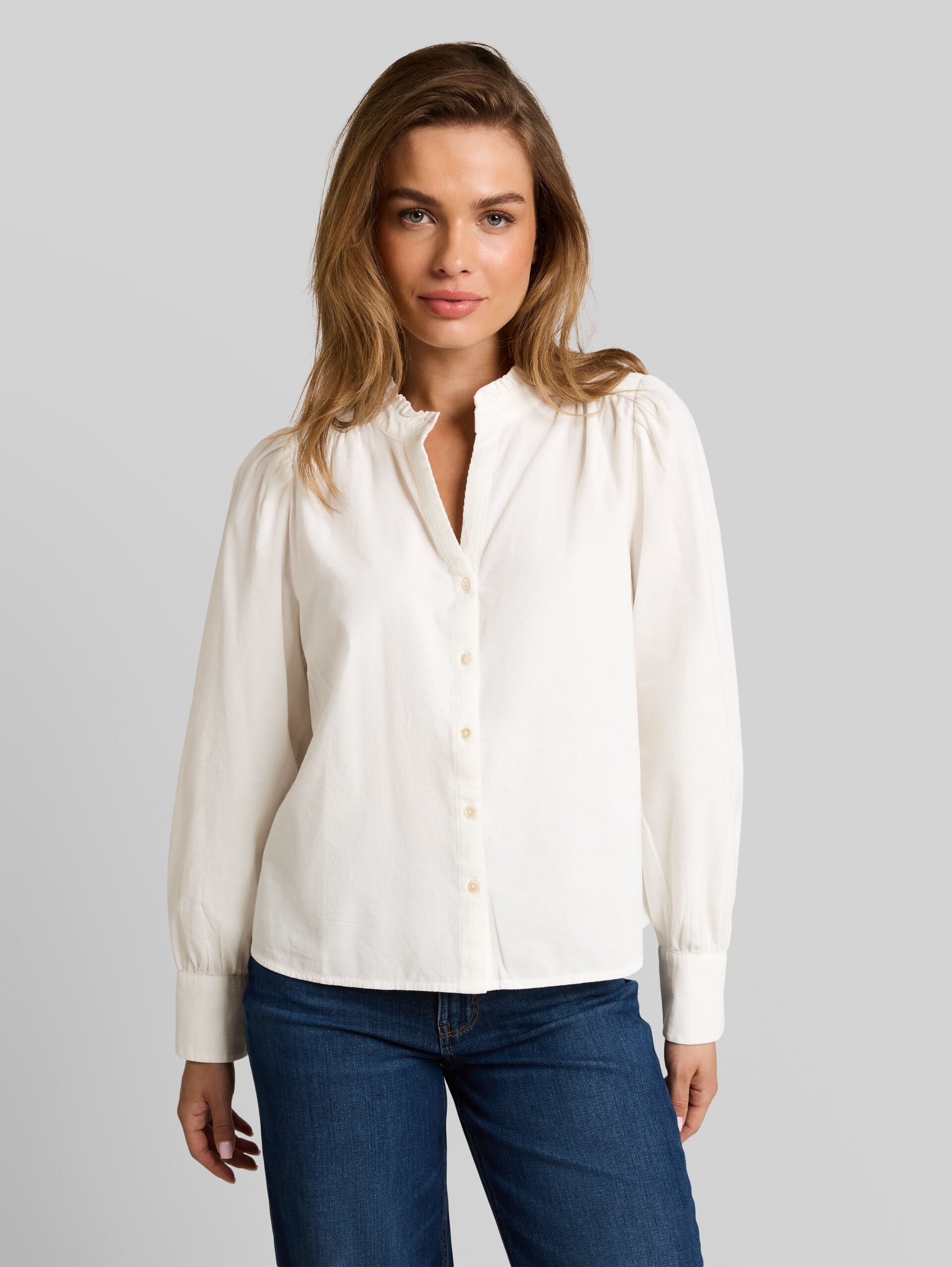 Cordbluse mit Rüschenkragen - Whisper White - Ausschnitt Model-Vorderansicht