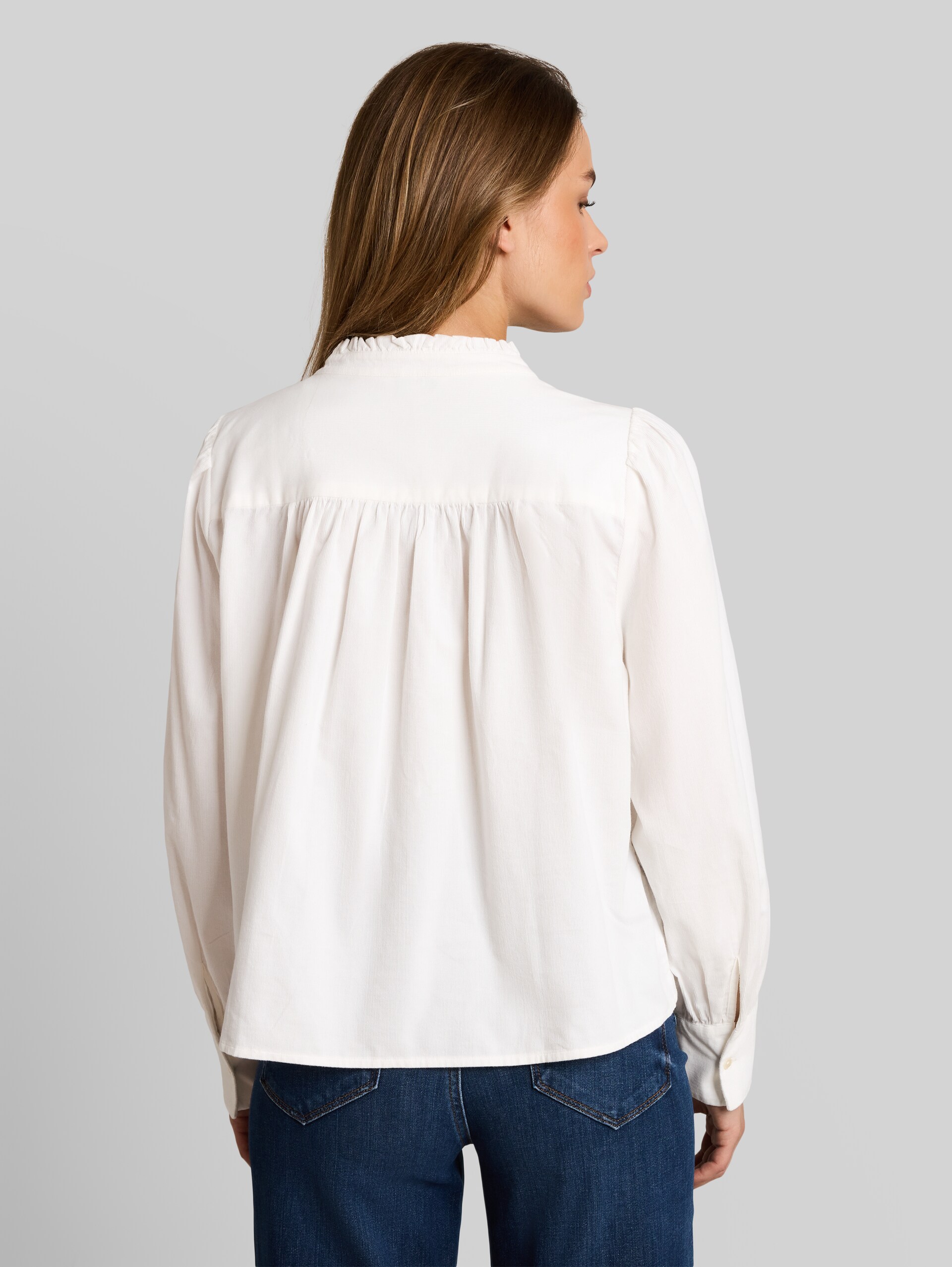 Cordbluse mit Rüschenkragen - Whisper White - Auschnitt Model-Rückansicht