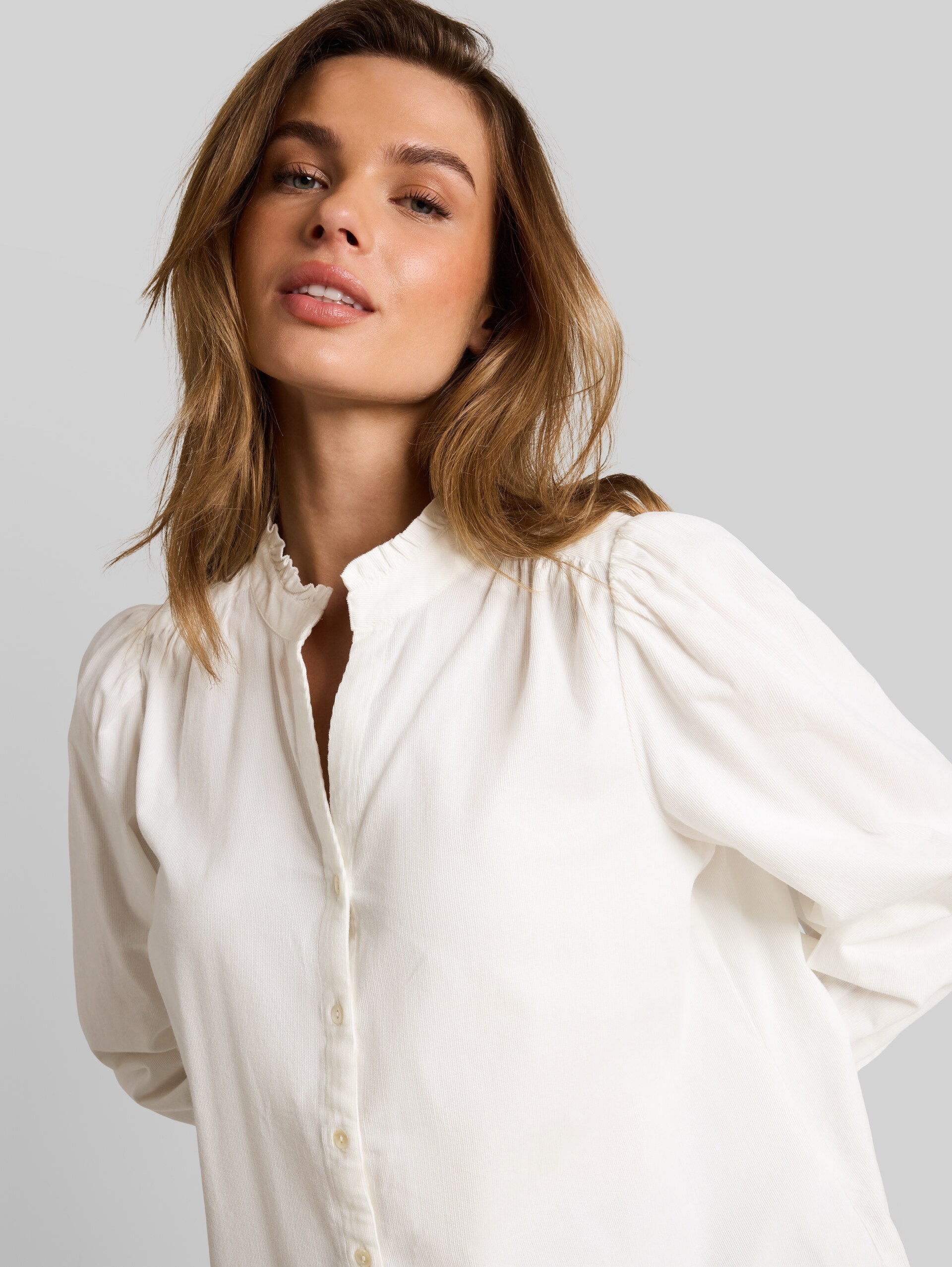 Cordbluse mit Rüschenkragen - Whisper White - Detail-Model-Ansicht