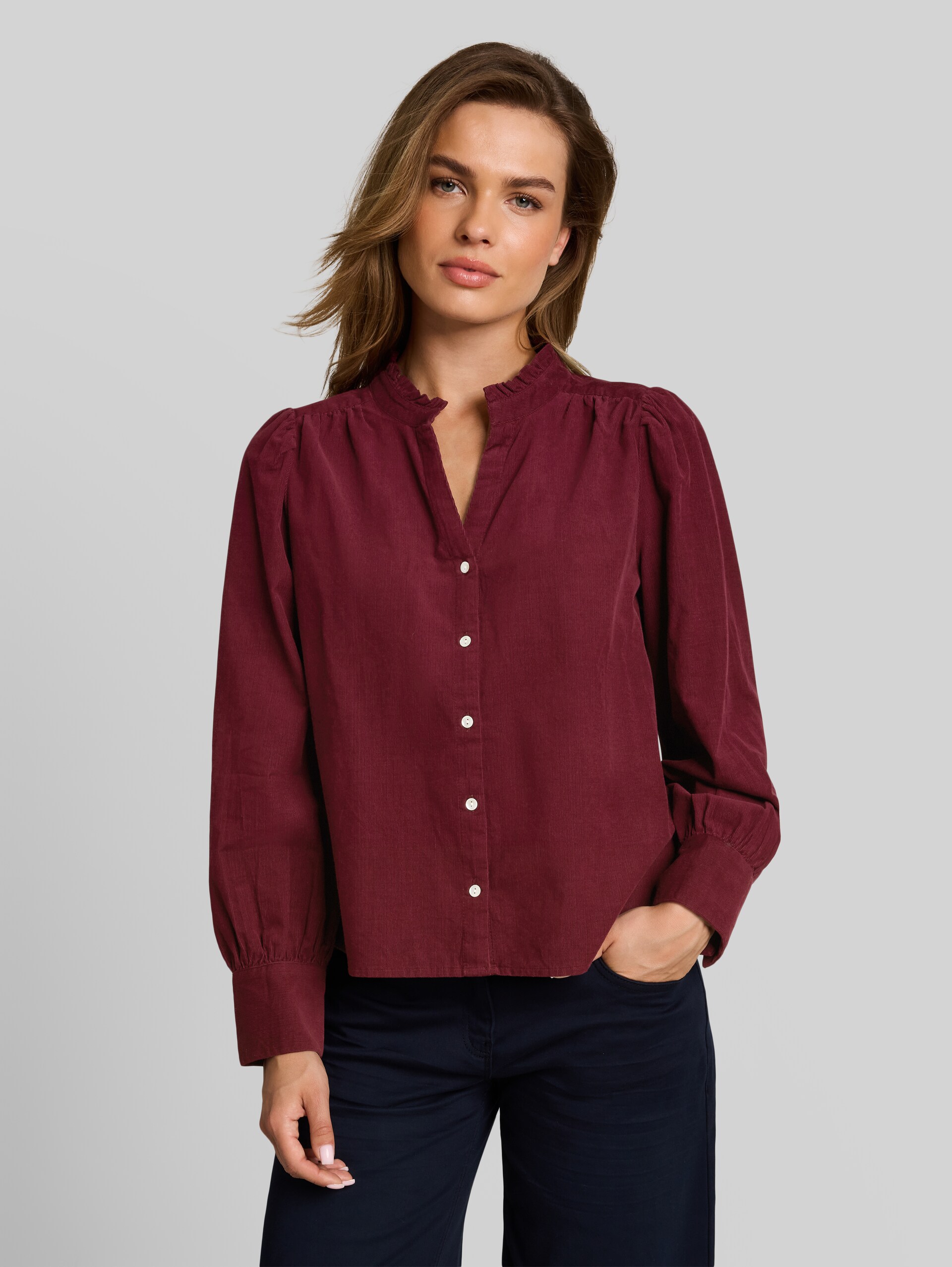 Cordbluse mit Rüschenkragen - Preppy Plum - Ausschnitt Model-Vorderansicht