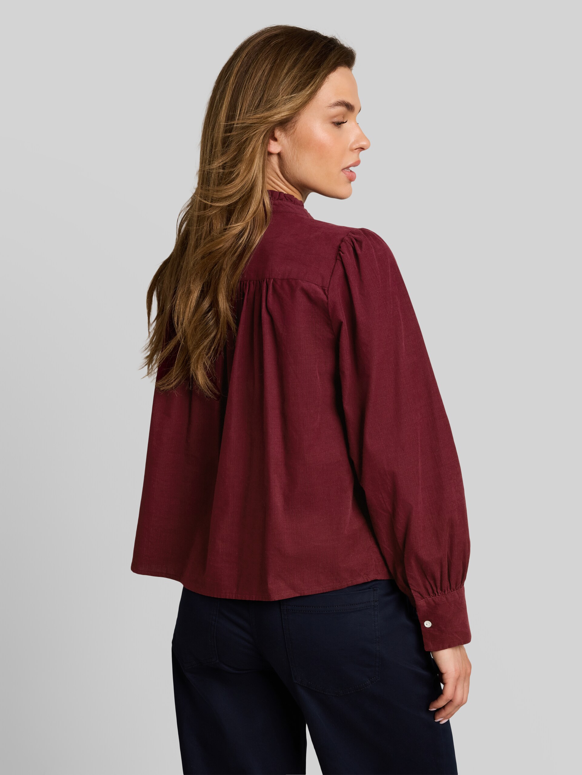 Cordbluse mit Rüschenkragen - Preppy Plum - Auschnitt Model-Rückansicht