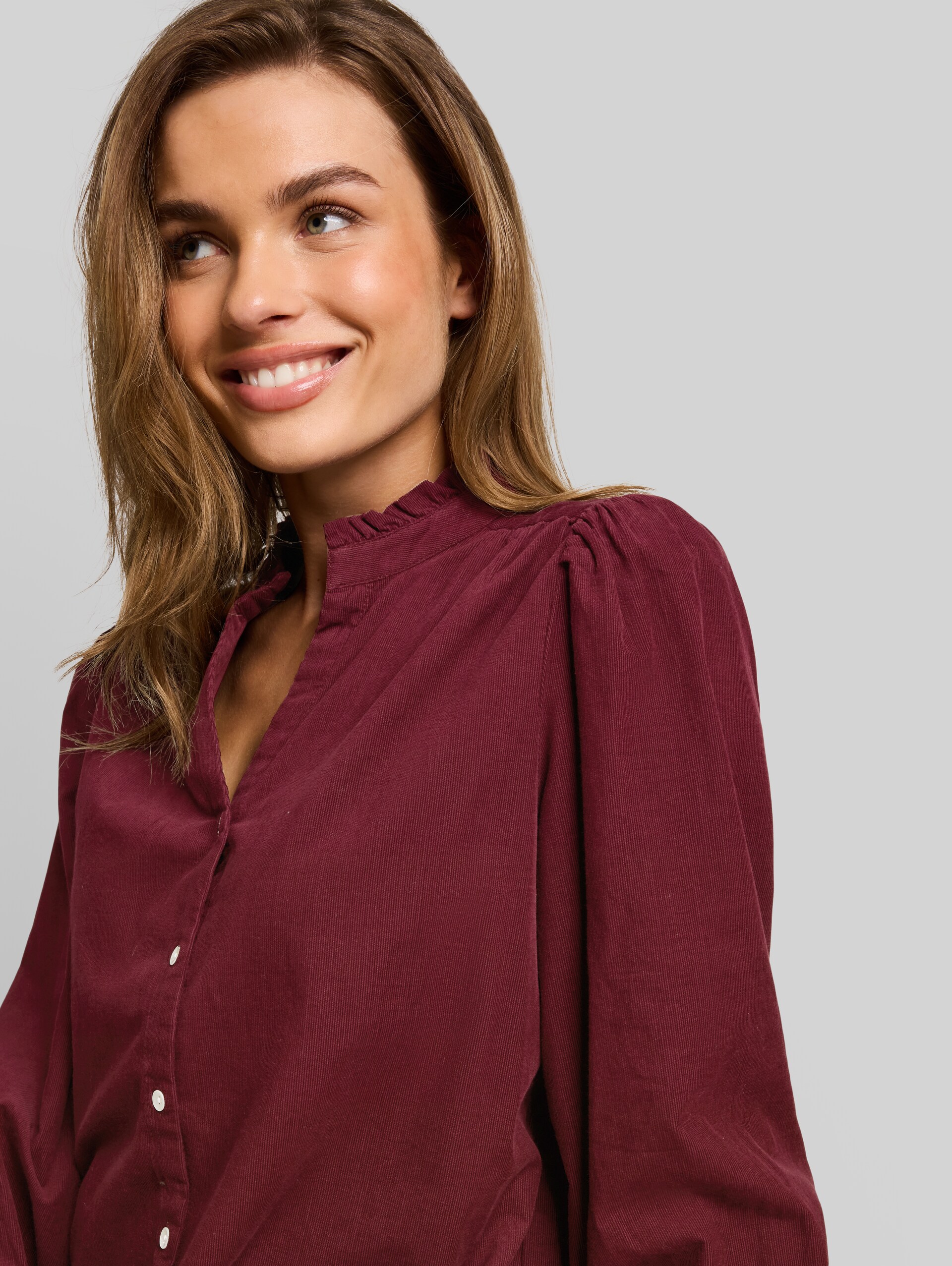 Cordbluse mit Rüschenkragen - Preppy Plum - Detail-Model-Ansicht