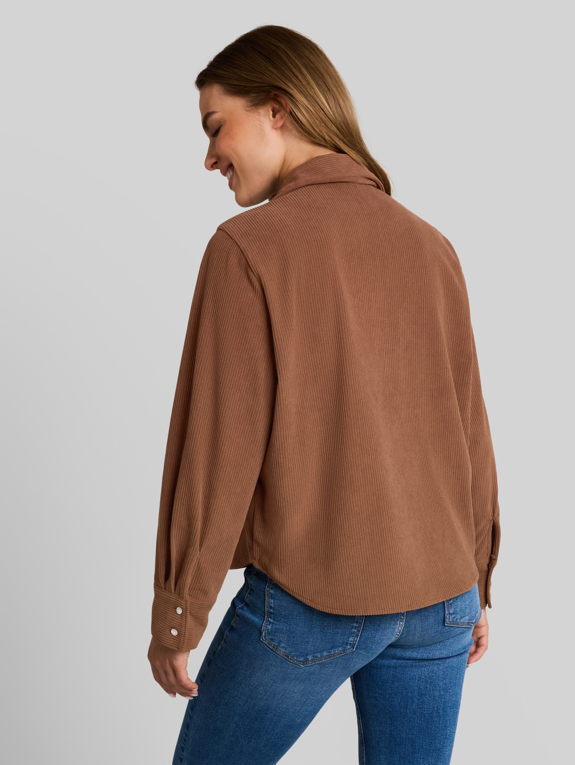 Overhemdblouse van corduroy - camel - Neklijn model-achteraanzicht