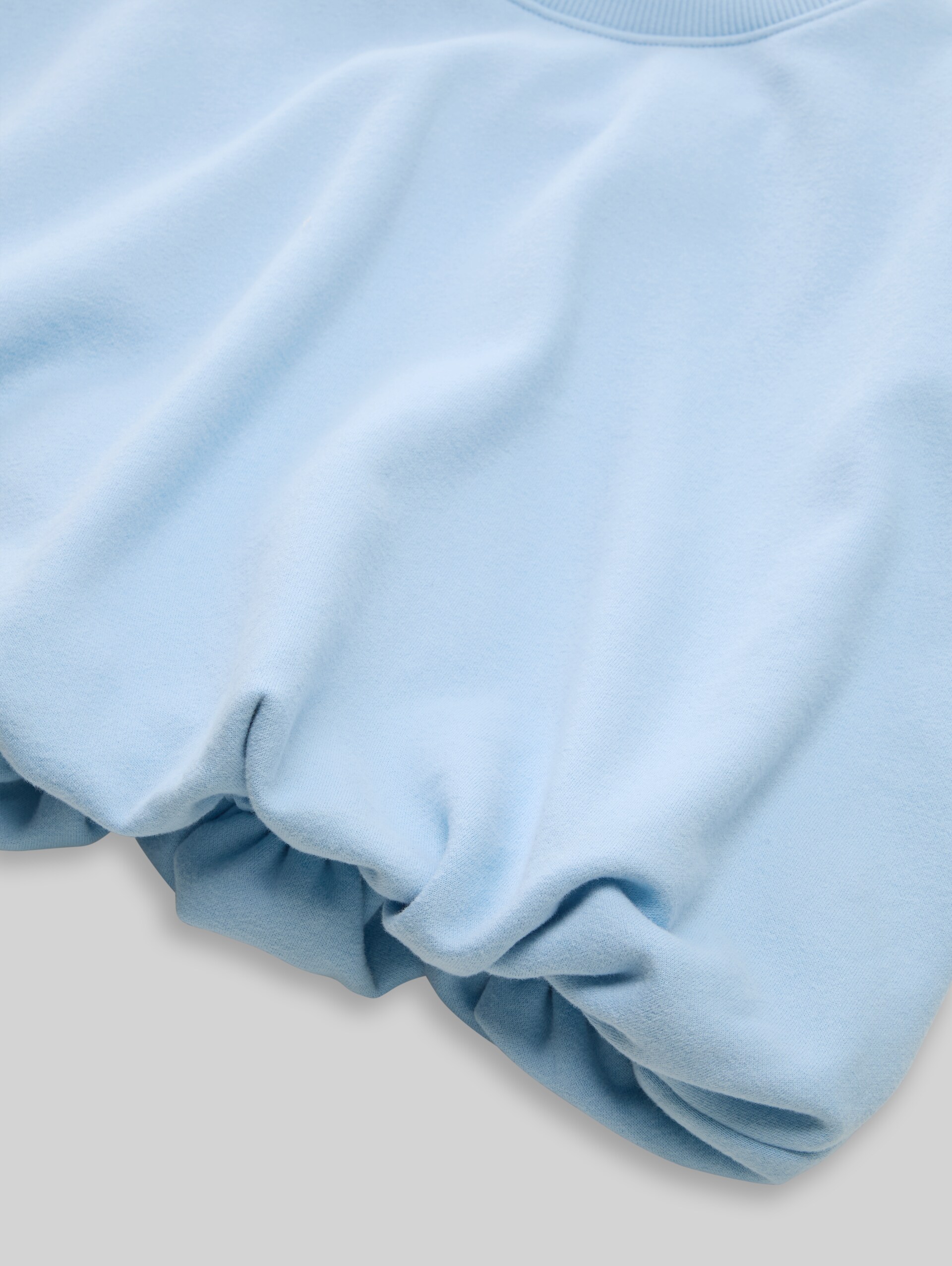Oversize Sweatshirt mit Ballonsaum - light cloudy blue - Detail-Model-Ansicht