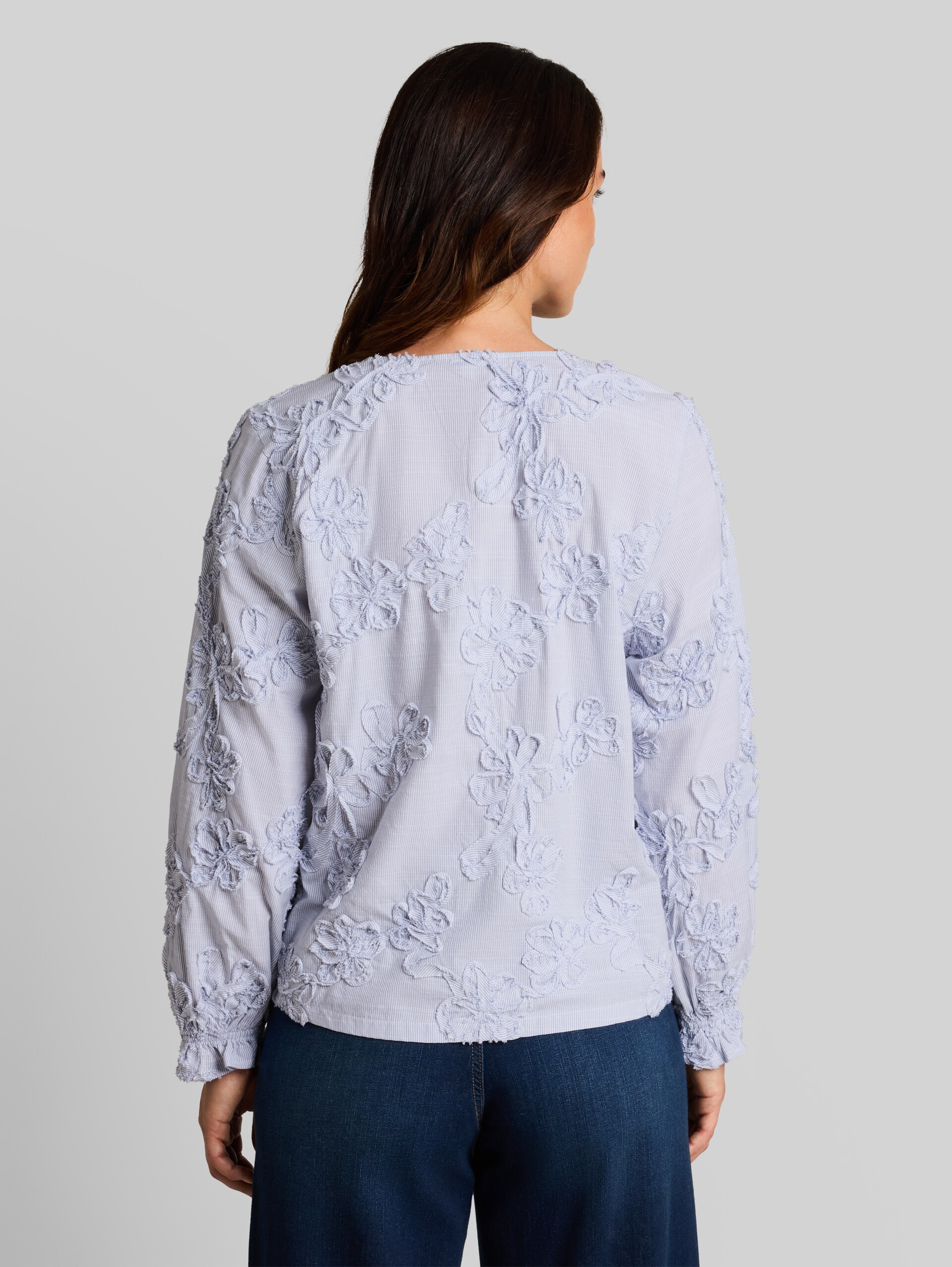 Bluse mit Blumen-Stickerei - blue white flower tape - Auschnitt Model-Rückansicht