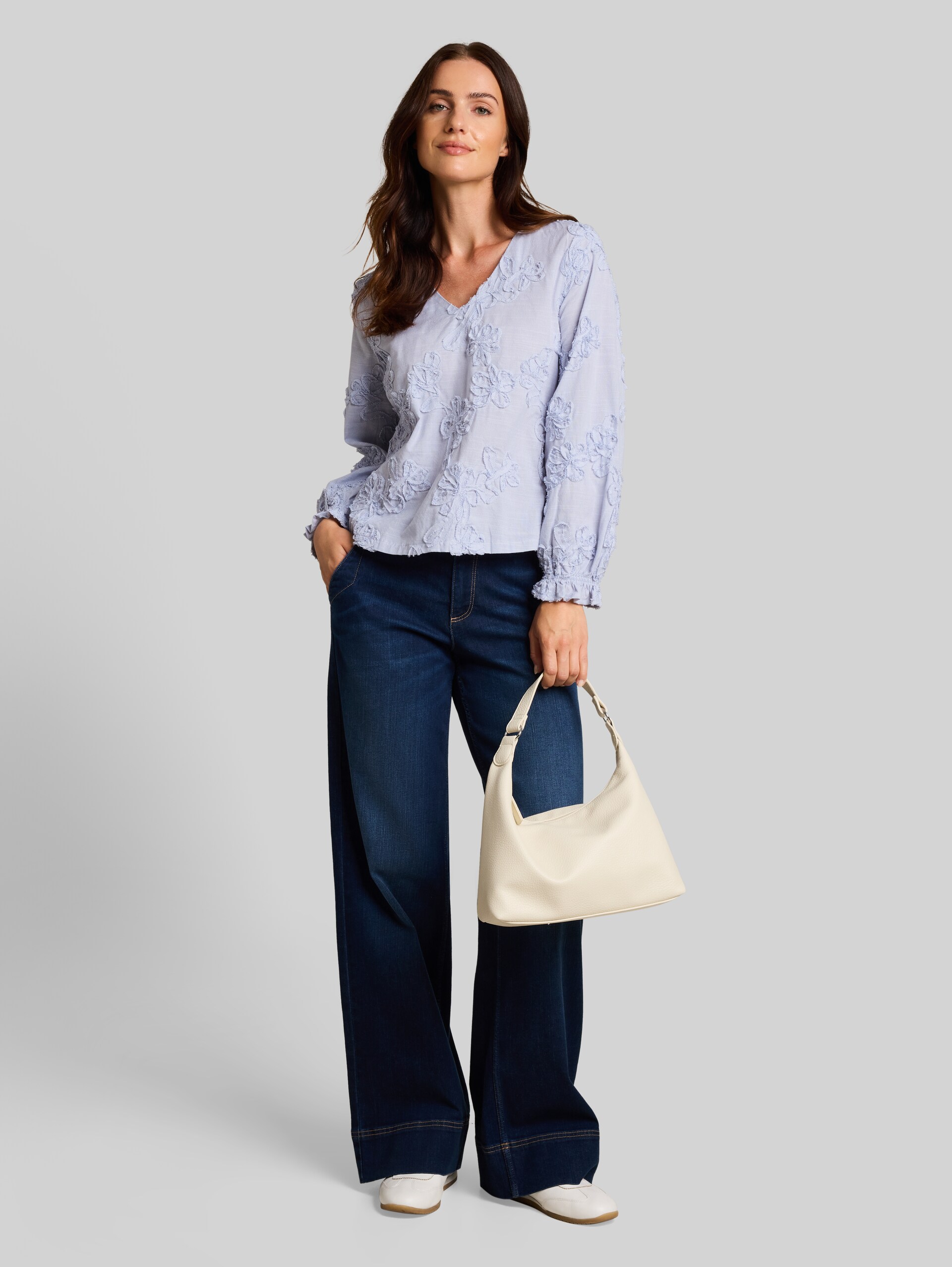 Bluse mit Blumen-Stickerei - blue white flower tape - Model-Vorderansicht