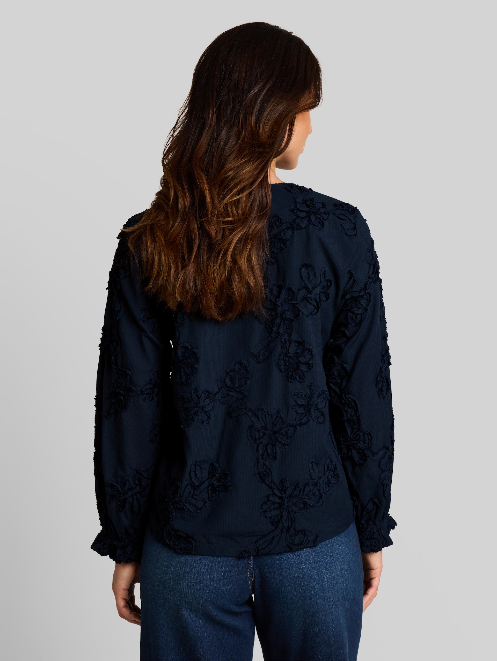 Bluse mit Blumen-Stickerei - navy flower tape - Auschnitt Model-Rückansicht