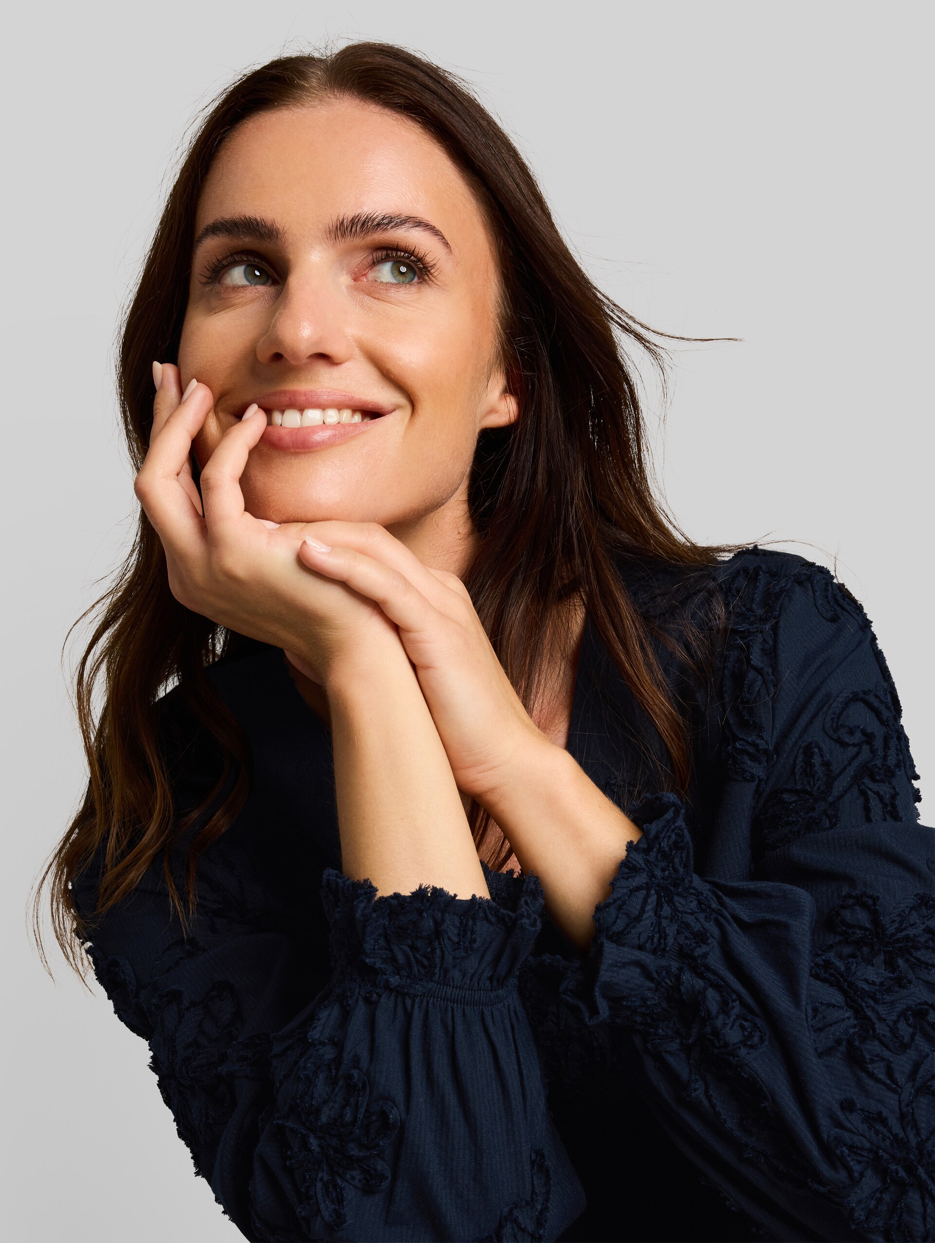 Bluse mit Blumen-Stickerei - navy flower tape - Detail-Model-Ansicht