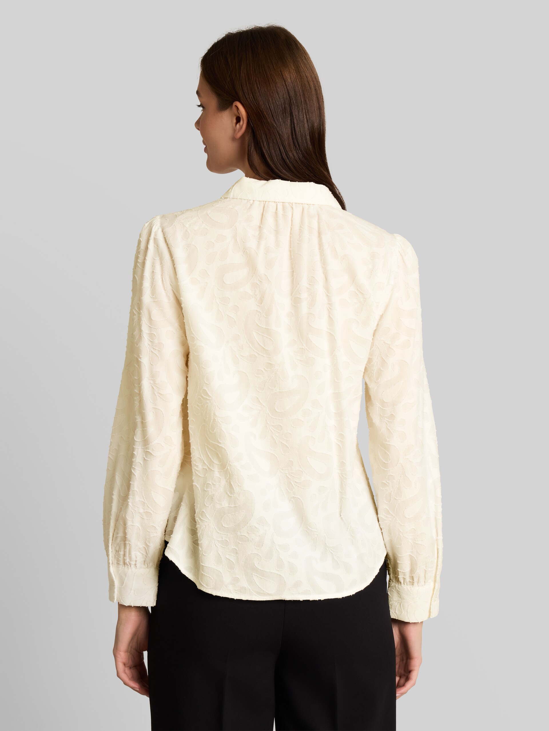 Jacquard Bluse mit Muster - white paisley structure - Auschnitt Model-Rückansicht
