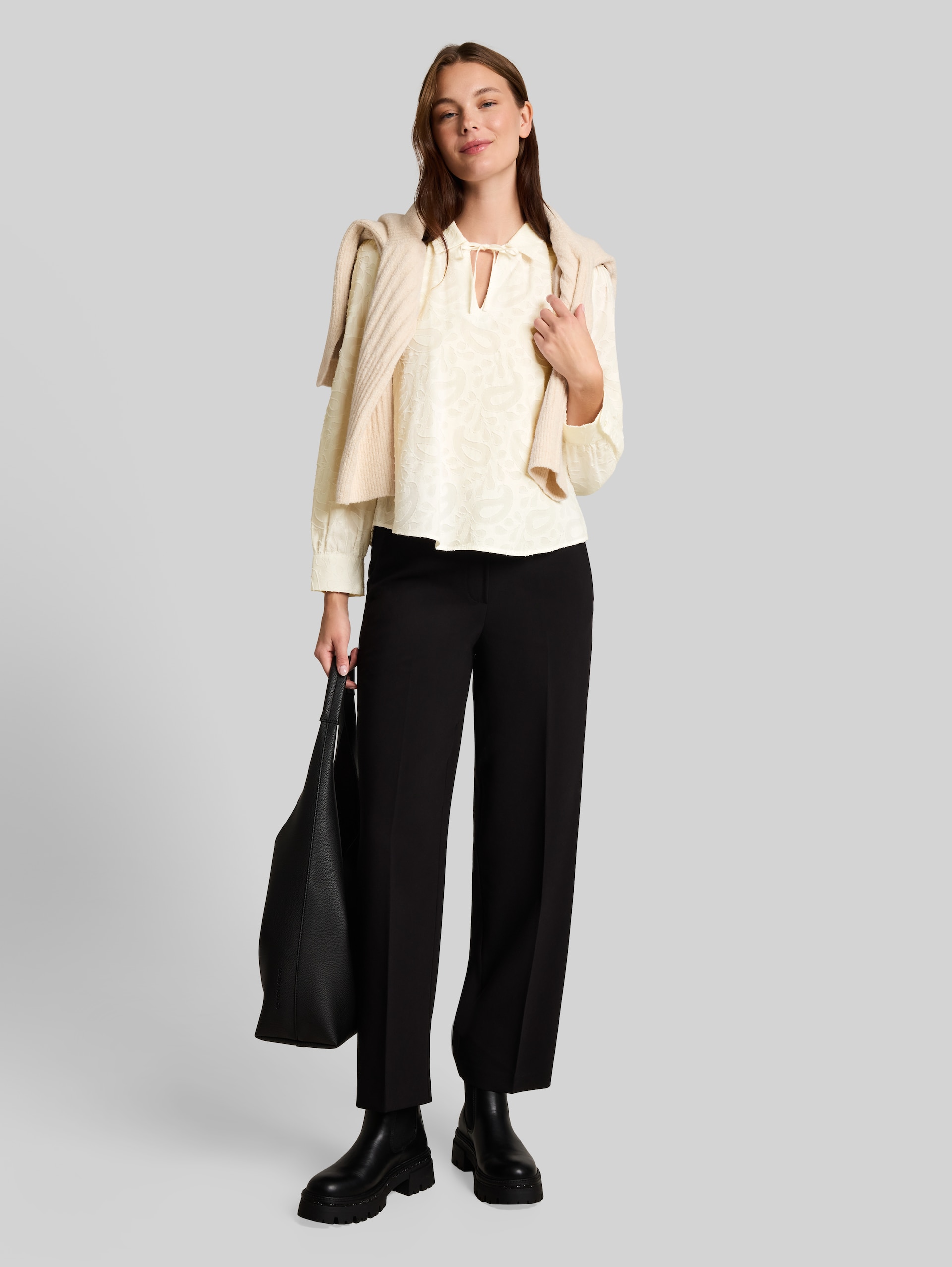 Jacquard Bluse mit Muster - white paisley structure - Model-Vorderansicht